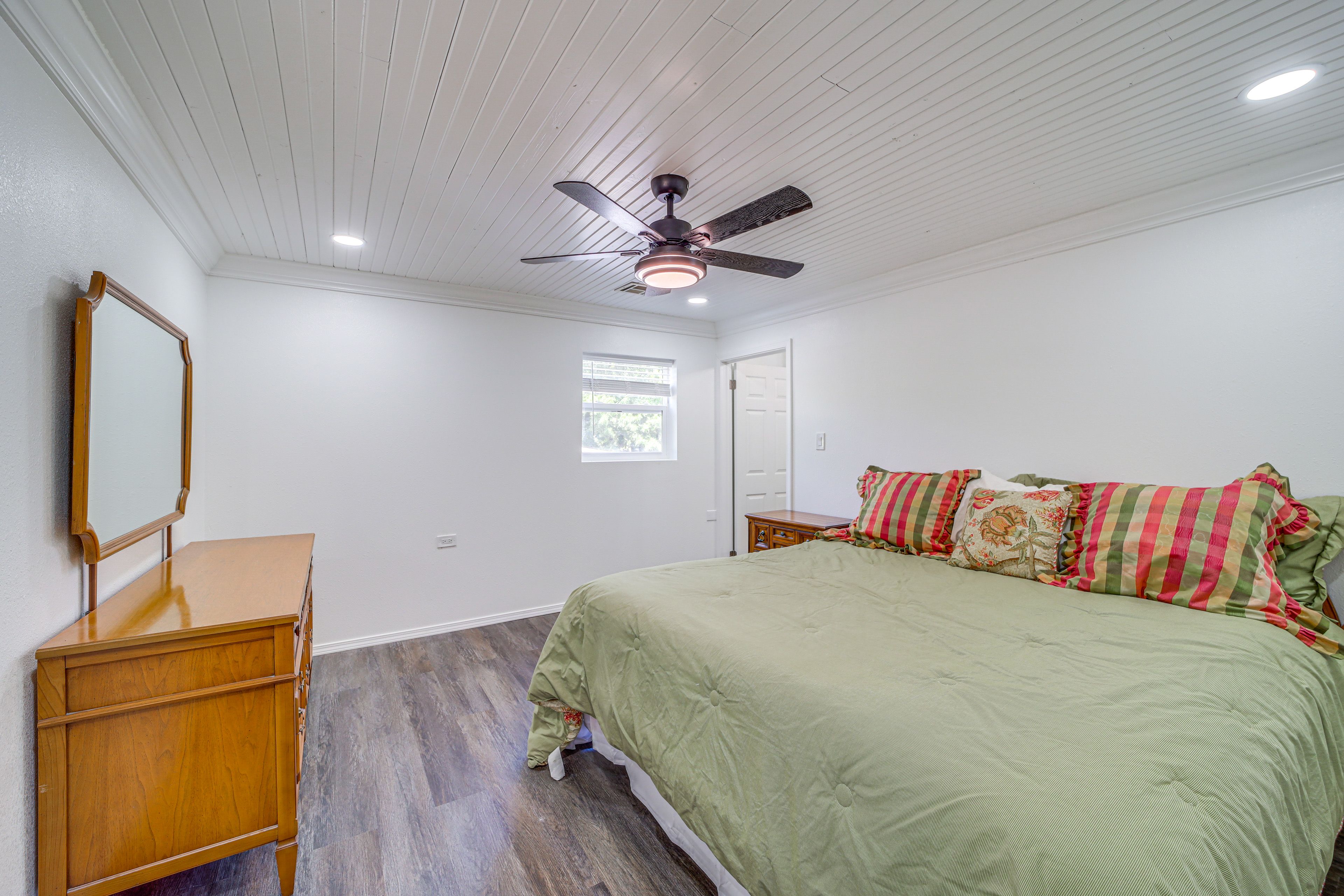 Bedroom 1 | Main Floor | King Bed | Linens Provided