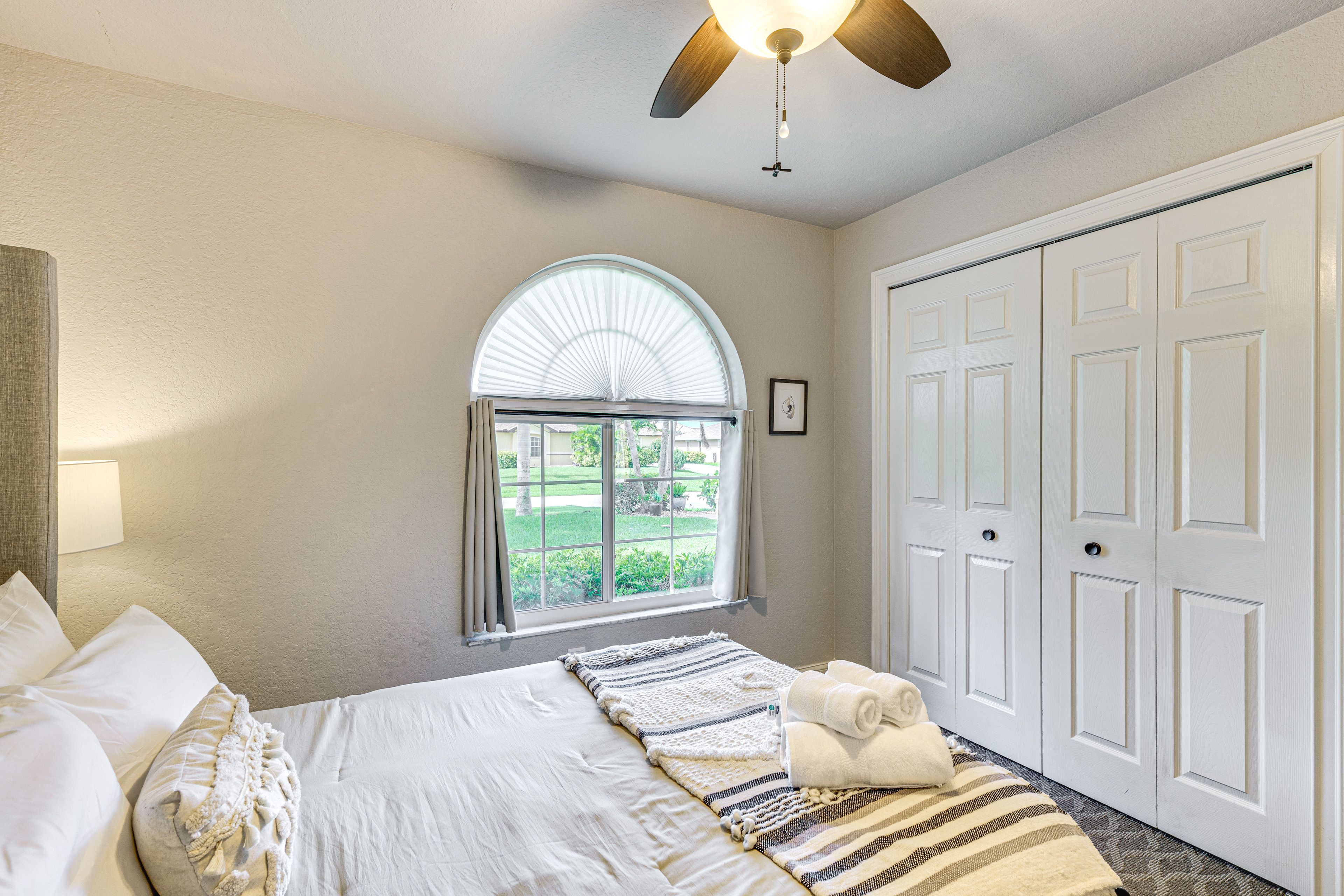 Bedroom 2 | Full Bed | Smart TV | Laptop-Friendly Workspace