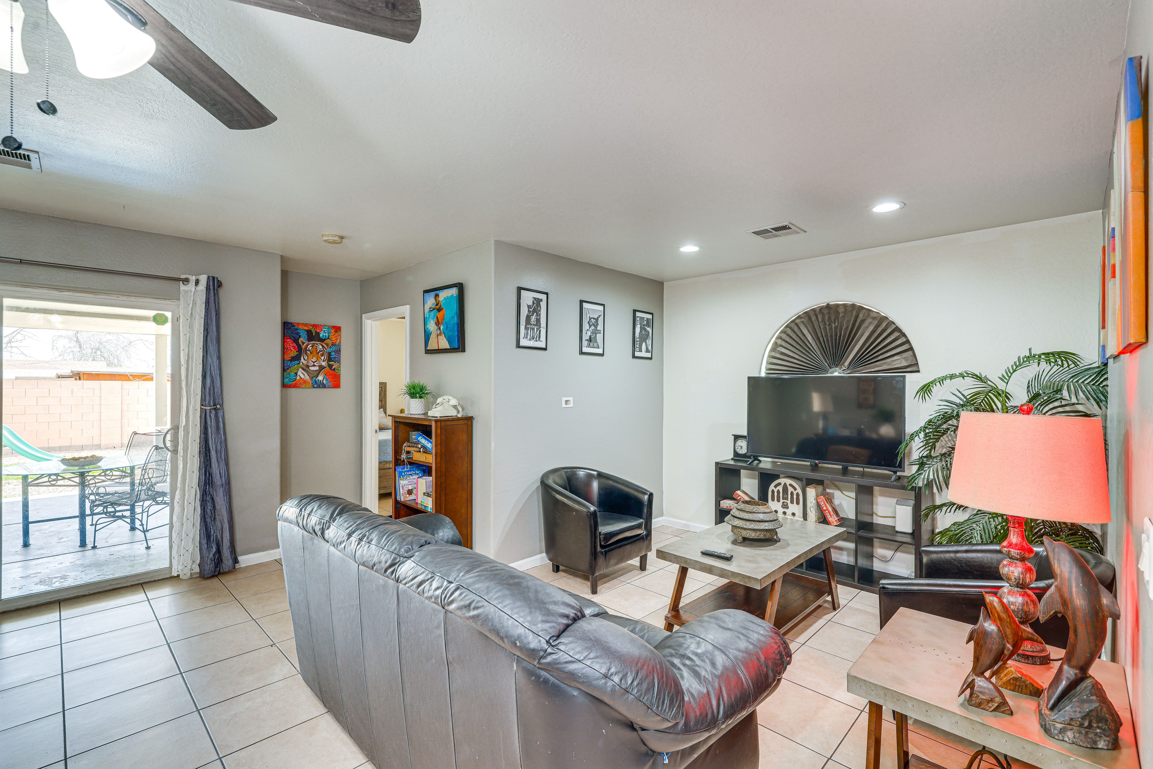 Living Room | Smart TV | Free WiFi | Central A/C & Heating