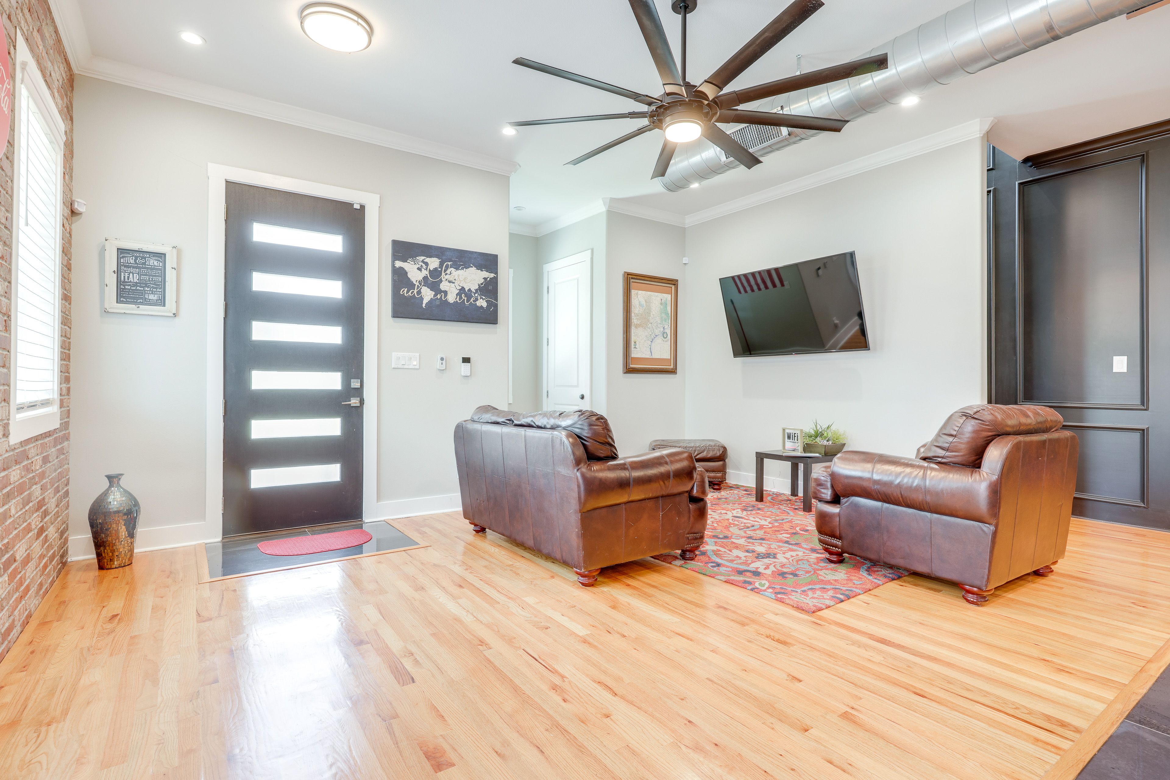 Living Room | Free WiFi | Smart TV | Central A/C | 1st Floor