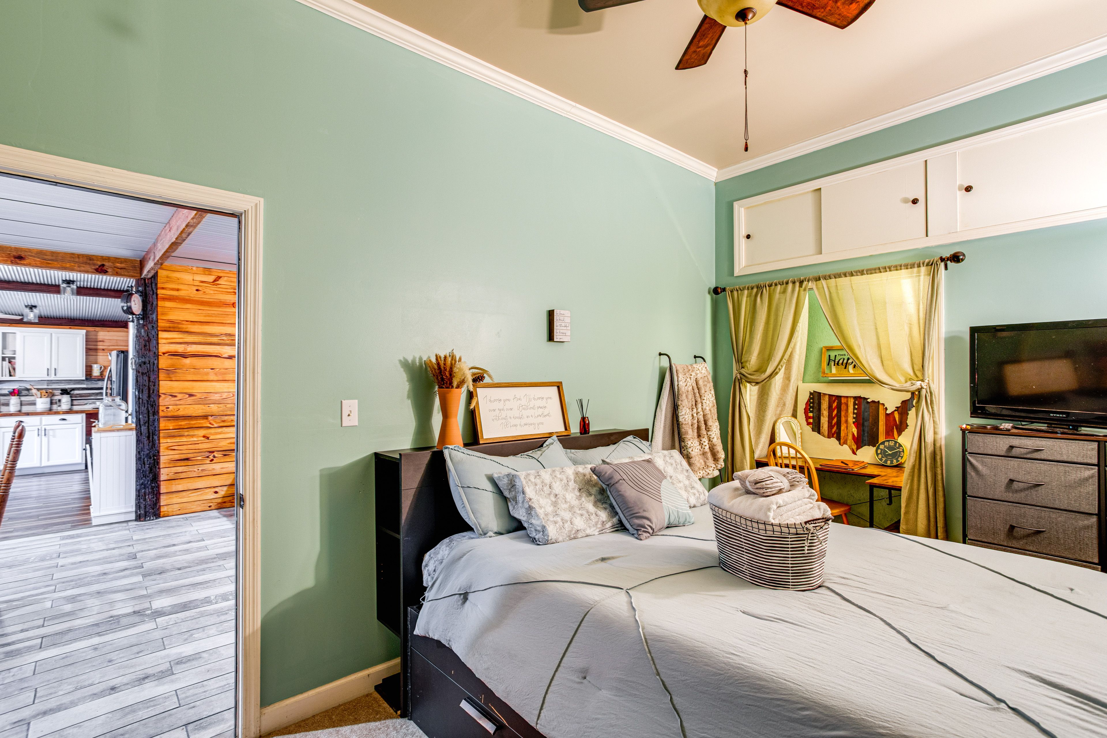 Bedroom 2 | Queen Bed