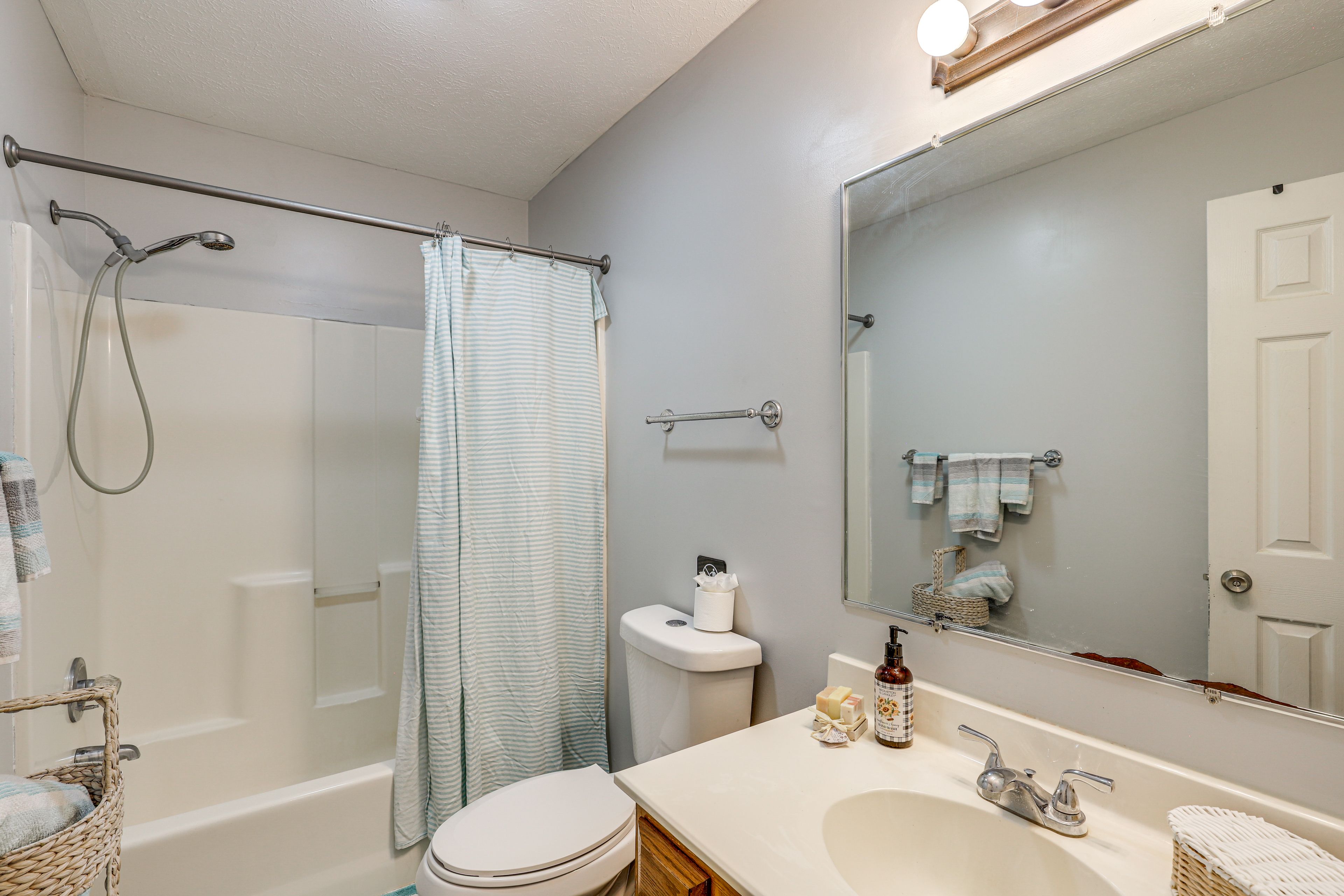 Full Bathroom | Towels Provided