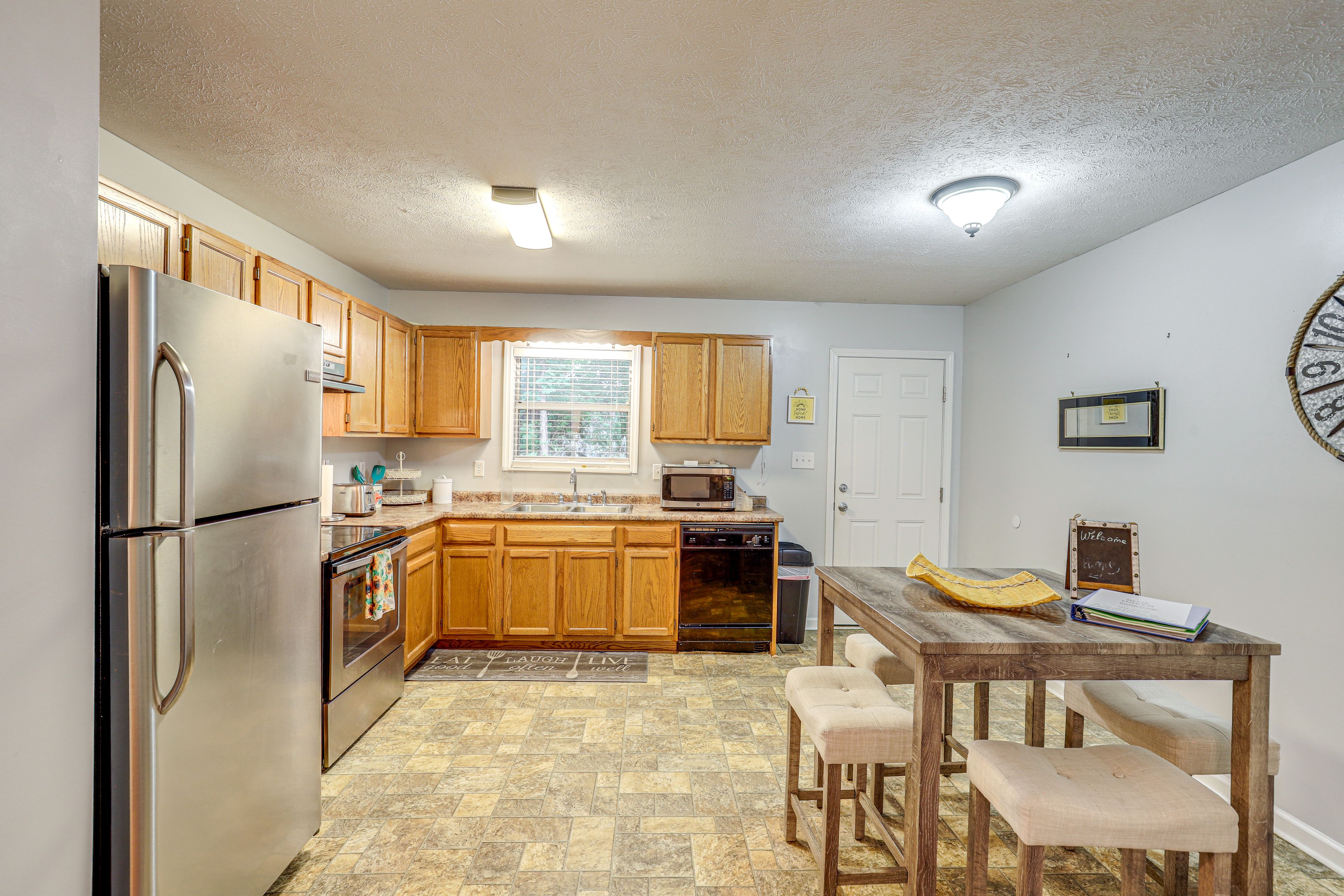 Dining Table | Dishware/Flatware