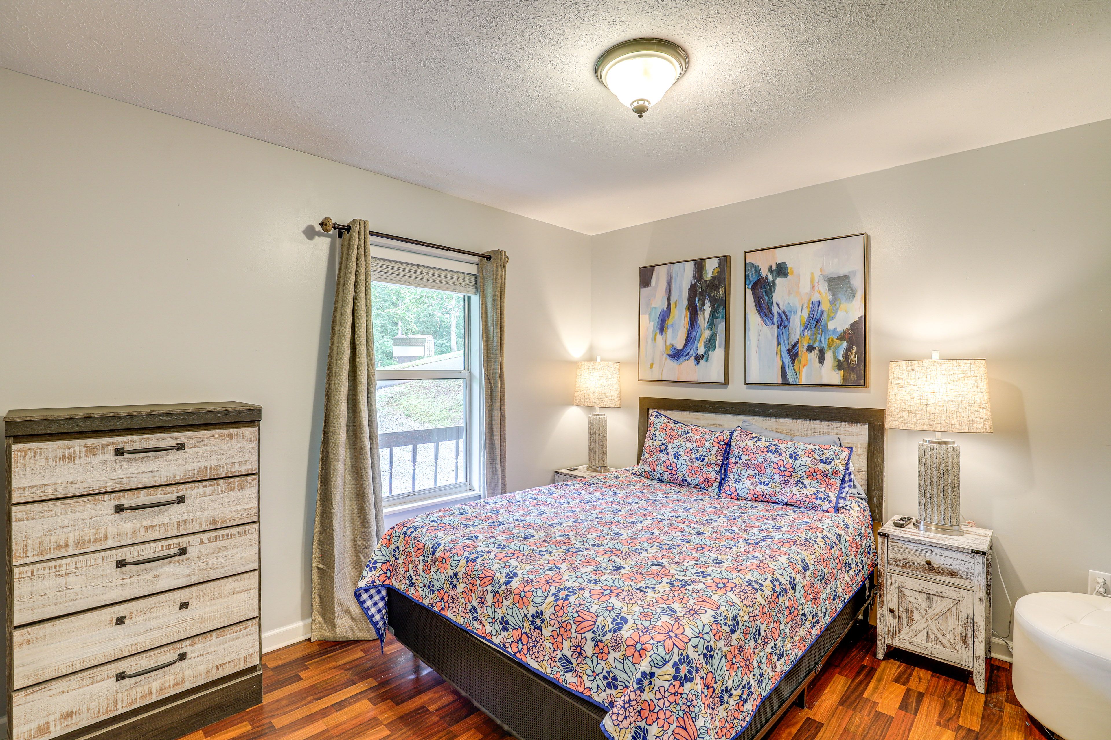 Bedroom 1 | Queen Bed | Smart TV