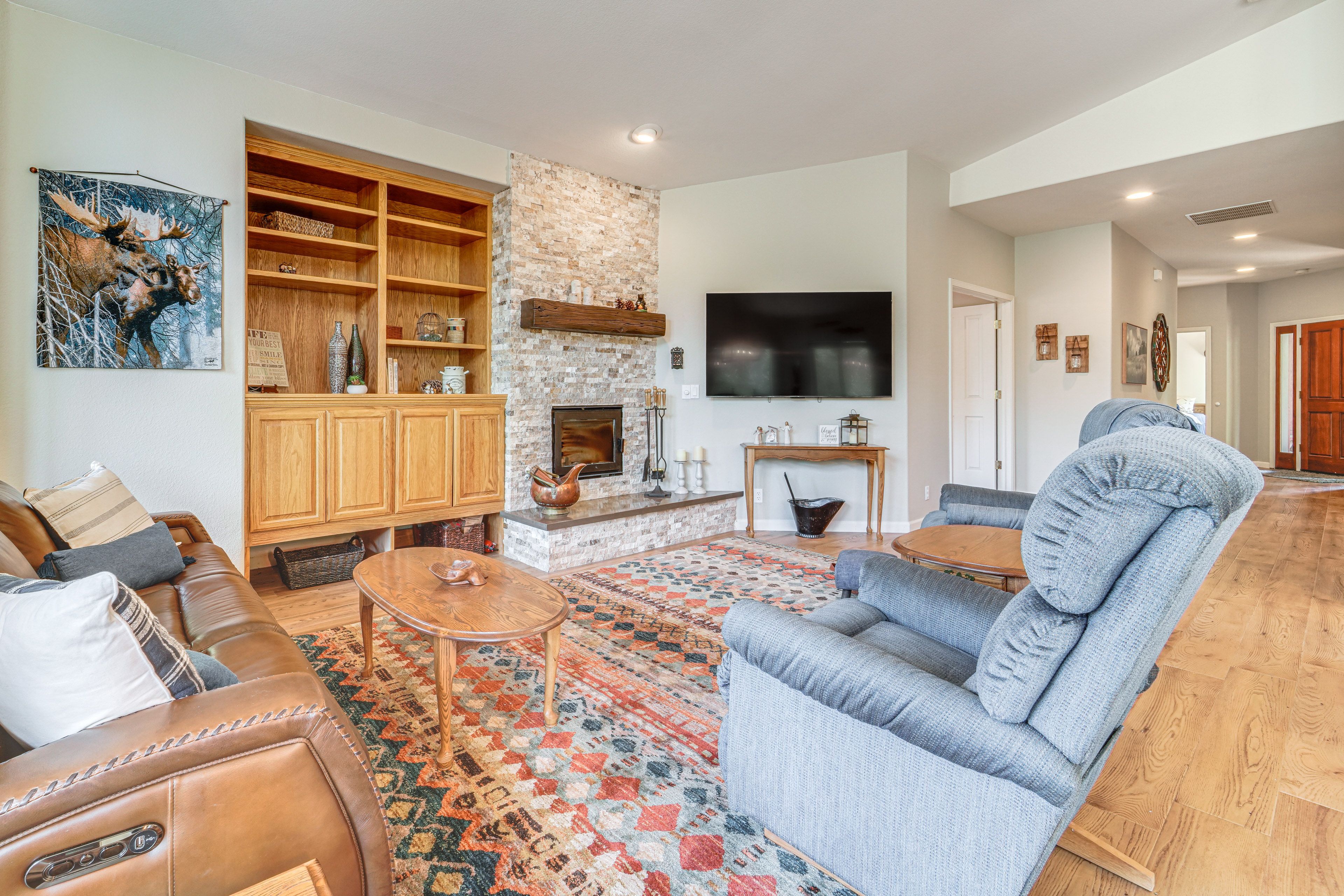 Living Room | Smart TV | Free WiFi | Central Air Conditioning/Heat