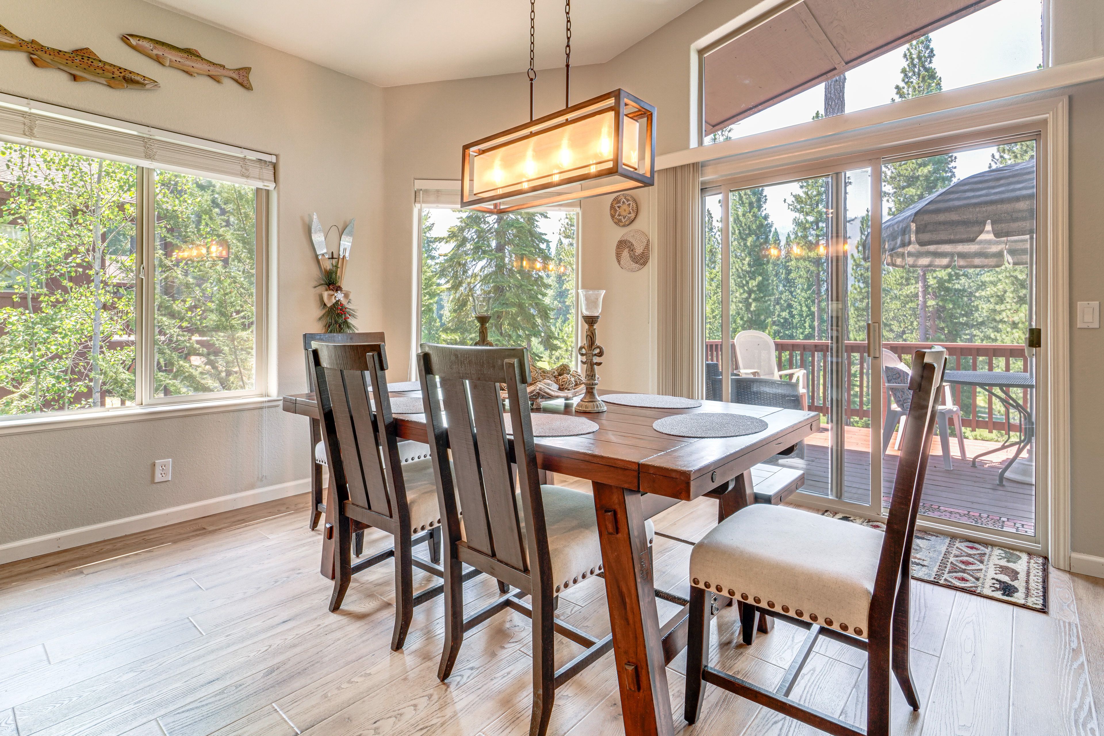 Dining Area | Dishware/Flatware Provided