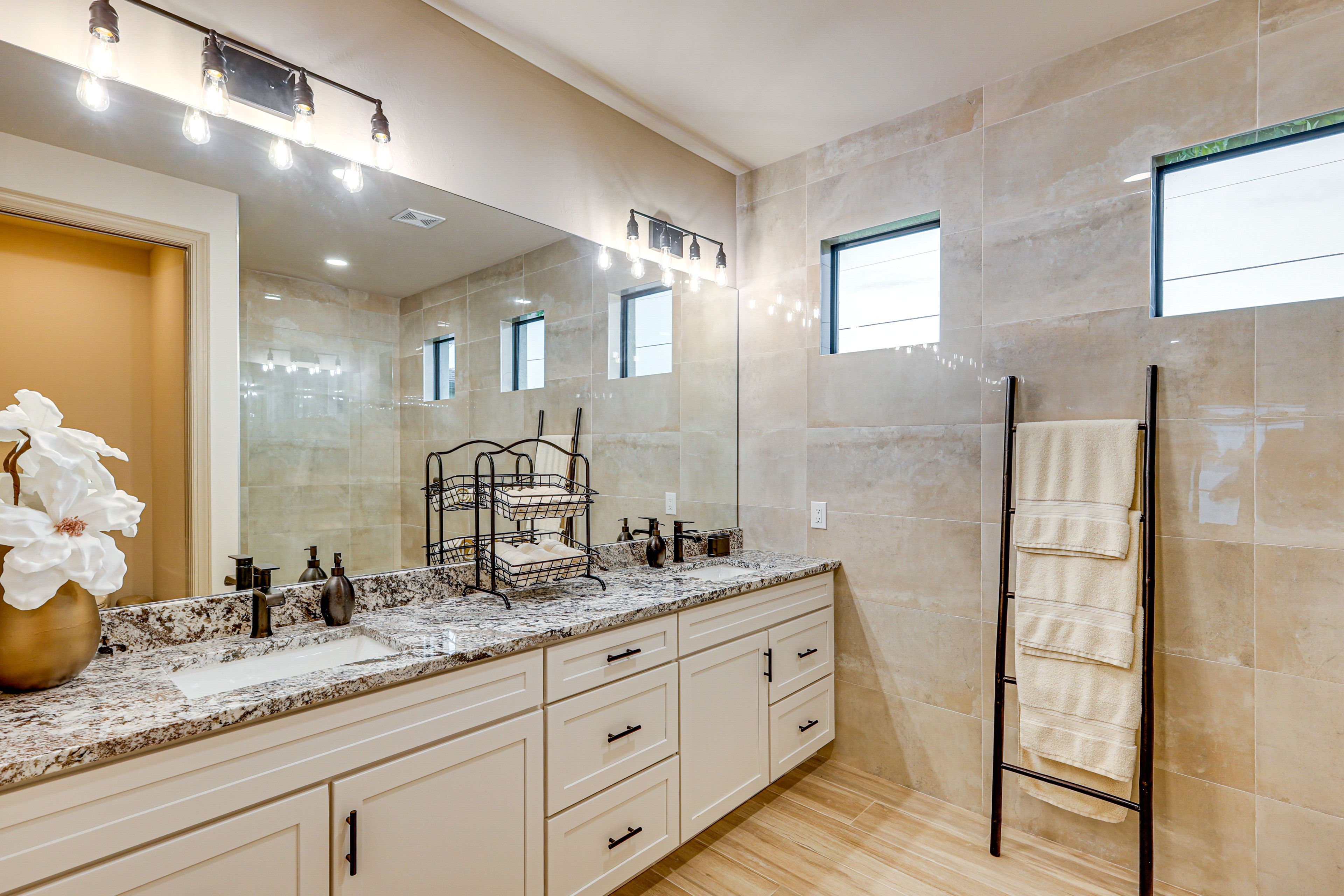 Full Bathroom | Towels Provided