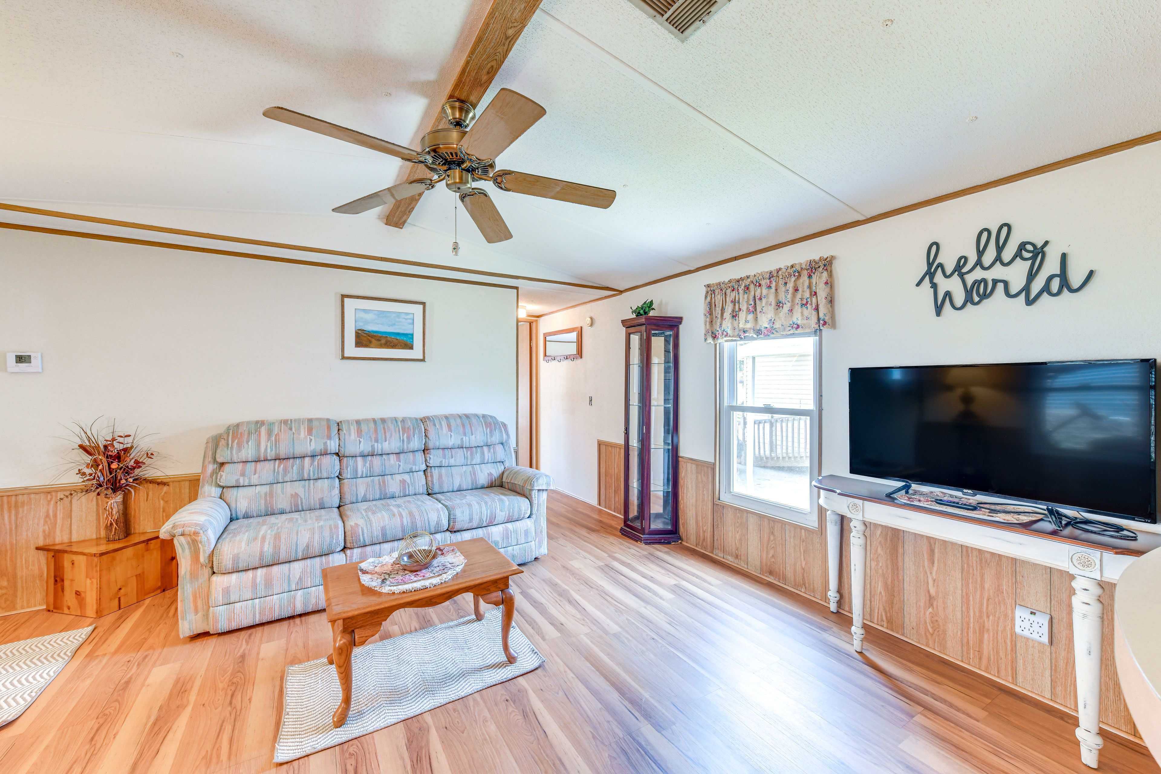 Living Room | Smart TV | Free WiFi | Central Air Conditioning/Heat