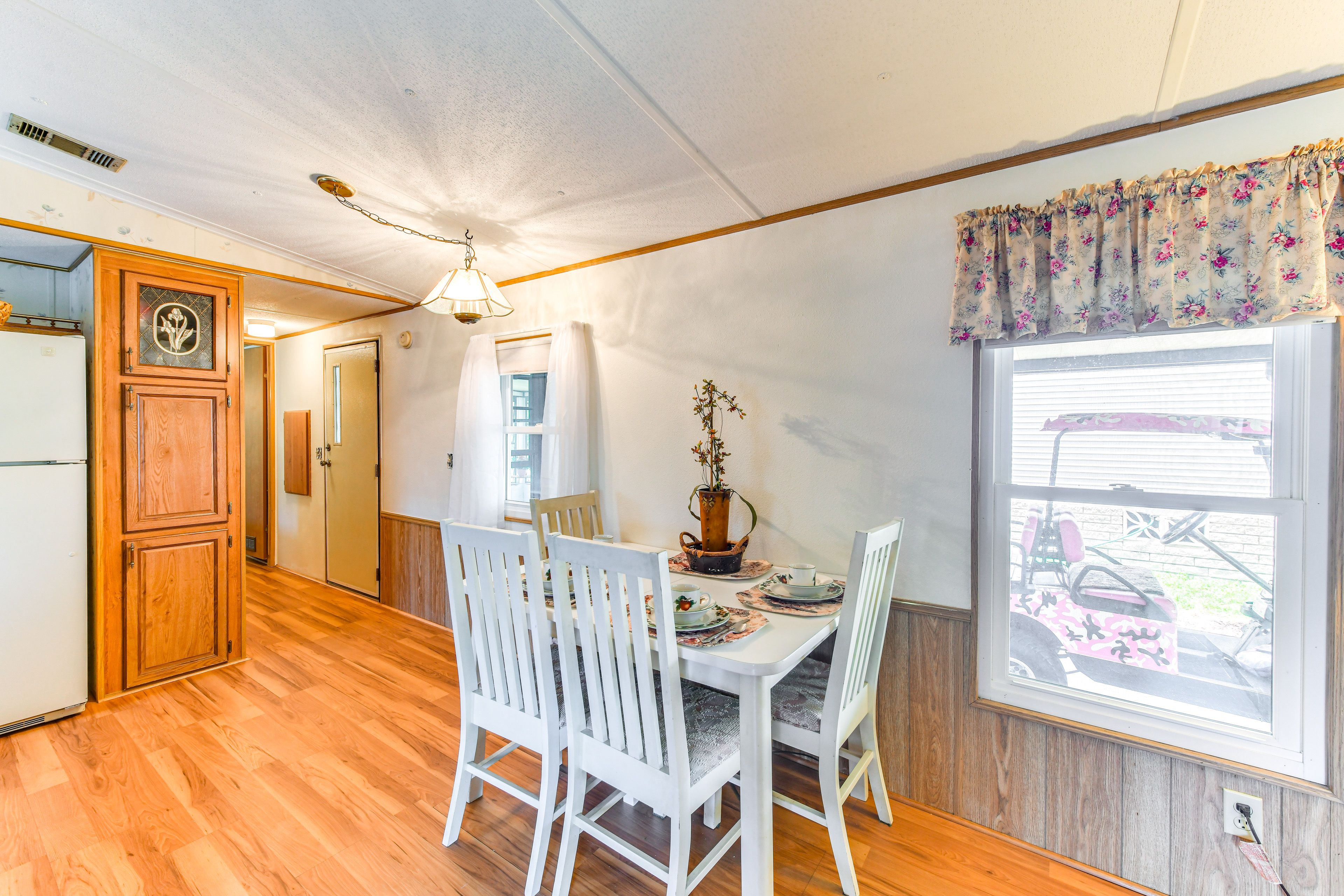 Dining Area | Dishware/Flatware Provided