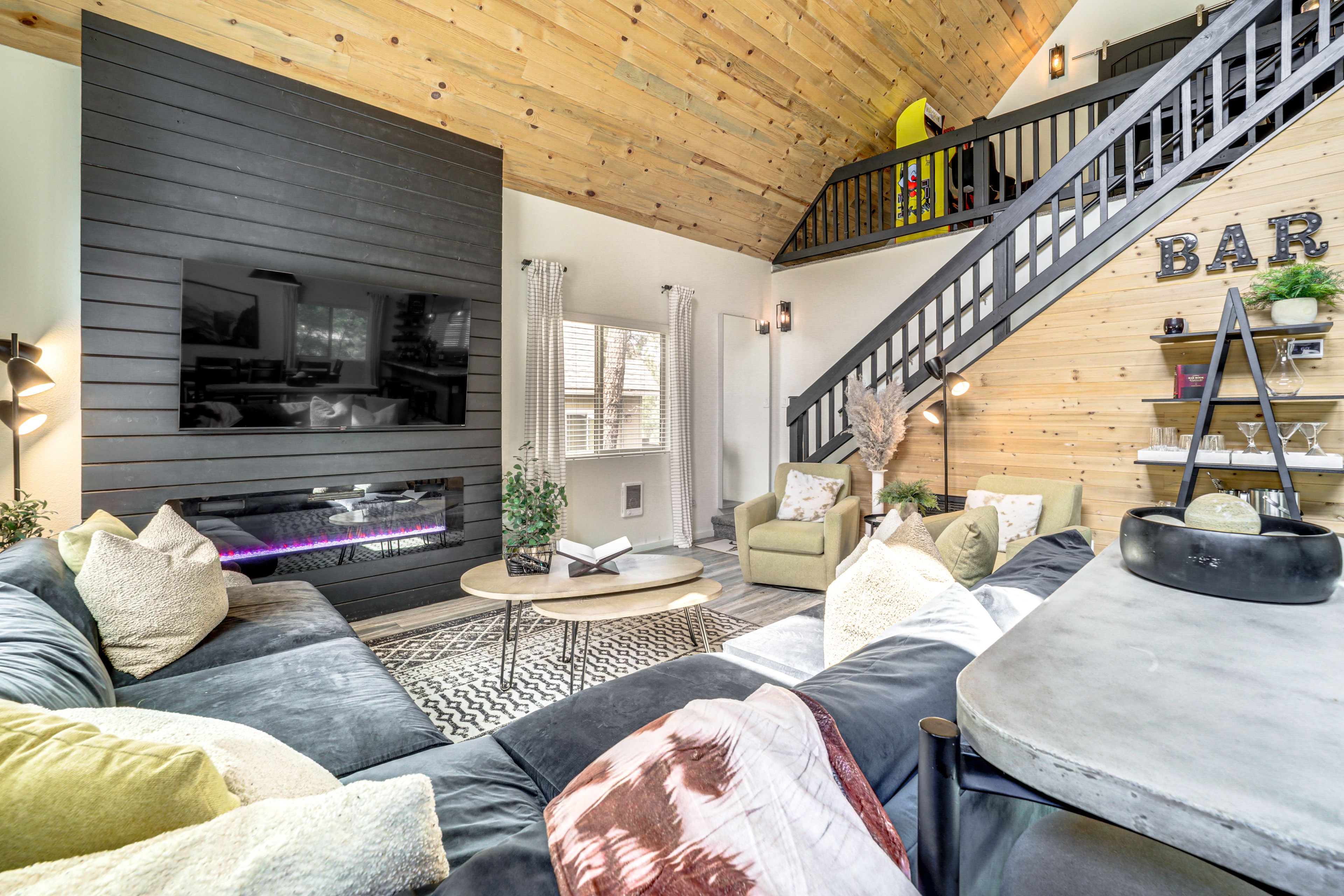 Living Room | Free WiFi | Smart TV | 1st Floor