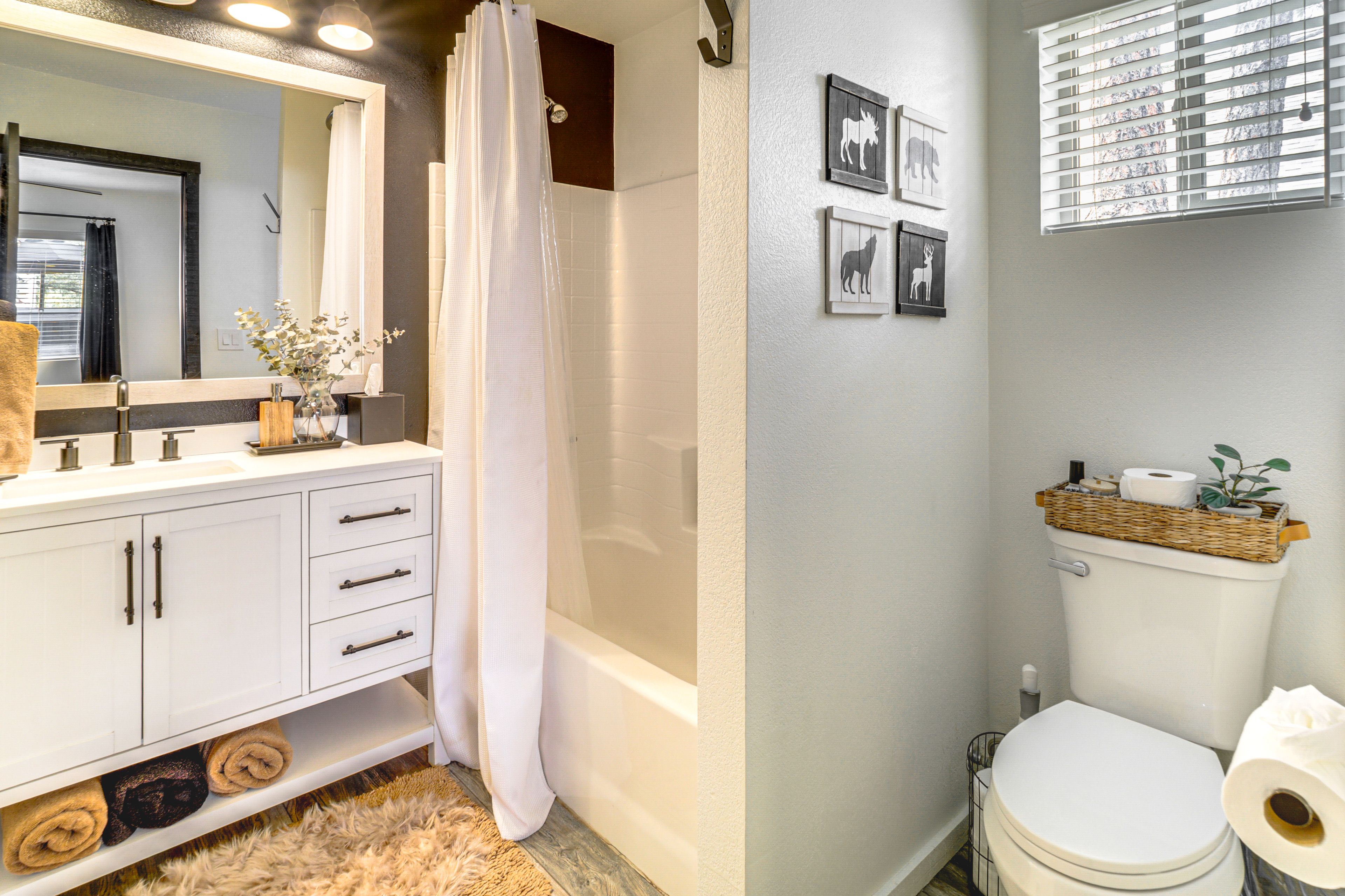 Full Bathroom | Towels Provided | 1st Floor