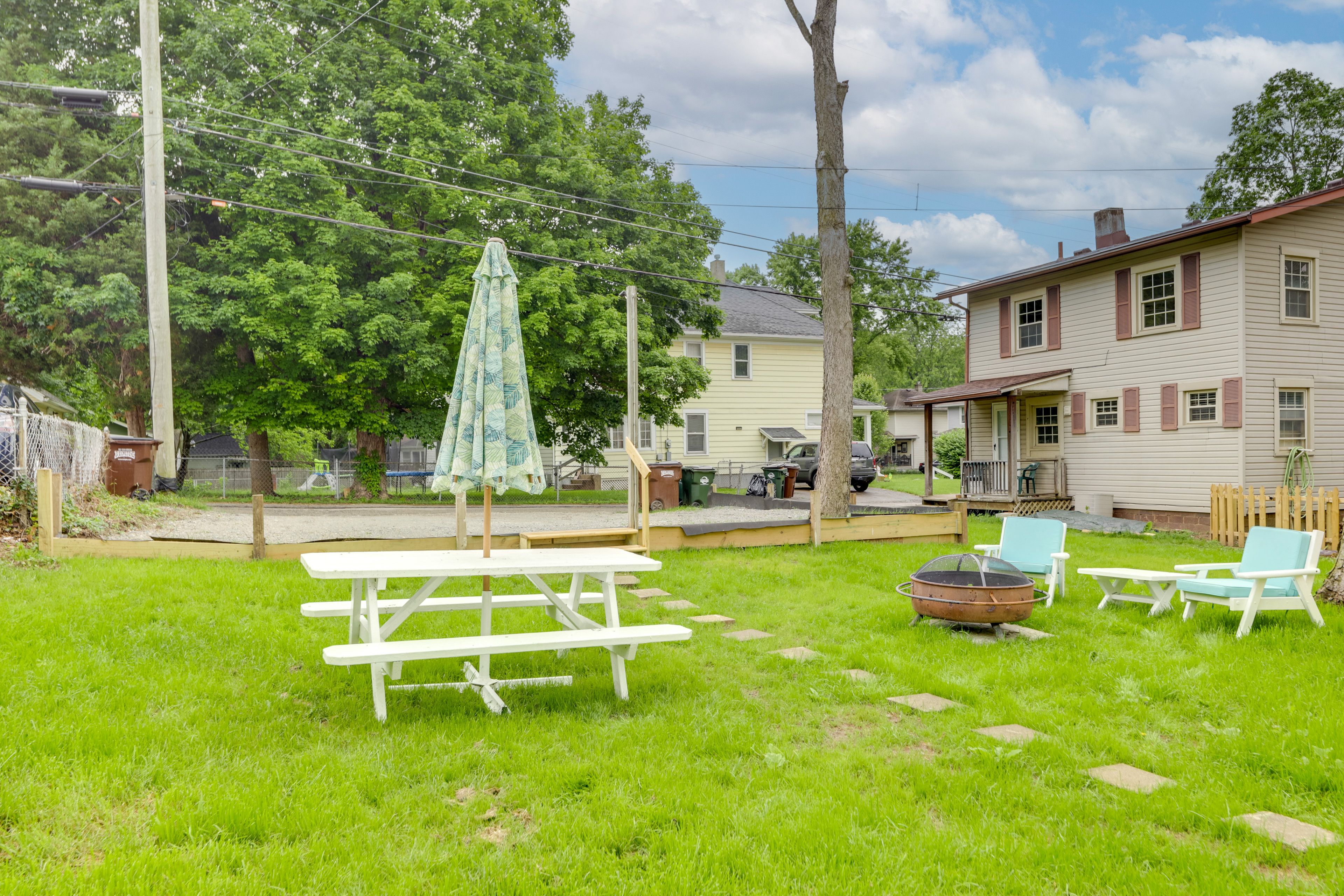 Shared Yard | Fire Pit | Picnic Table