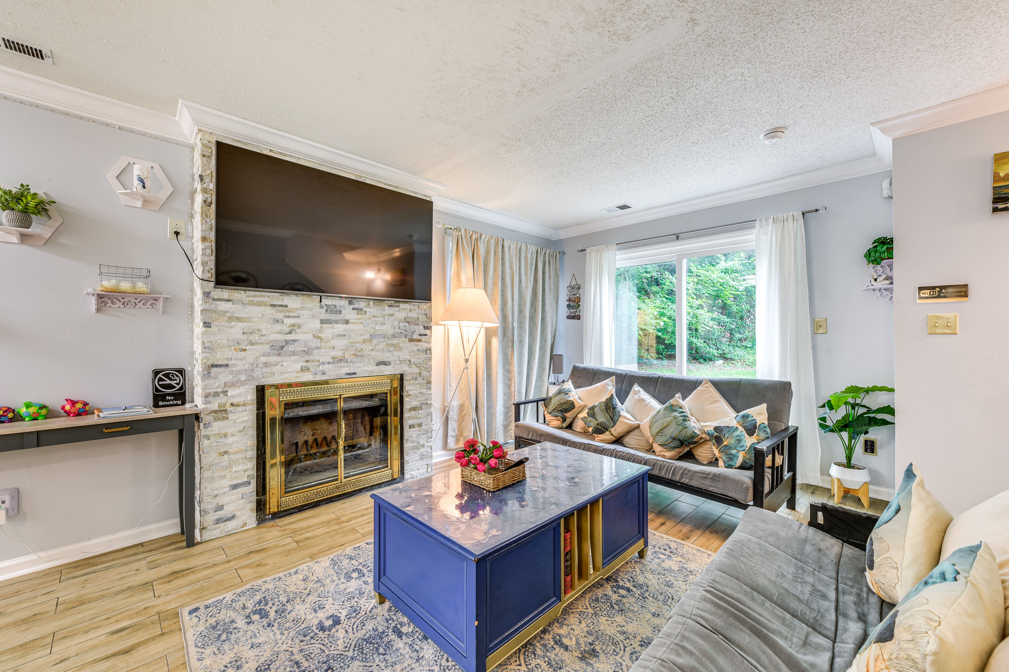 Living Room | 2 Futons | 1st Floor | Smart TV | Free WiFi