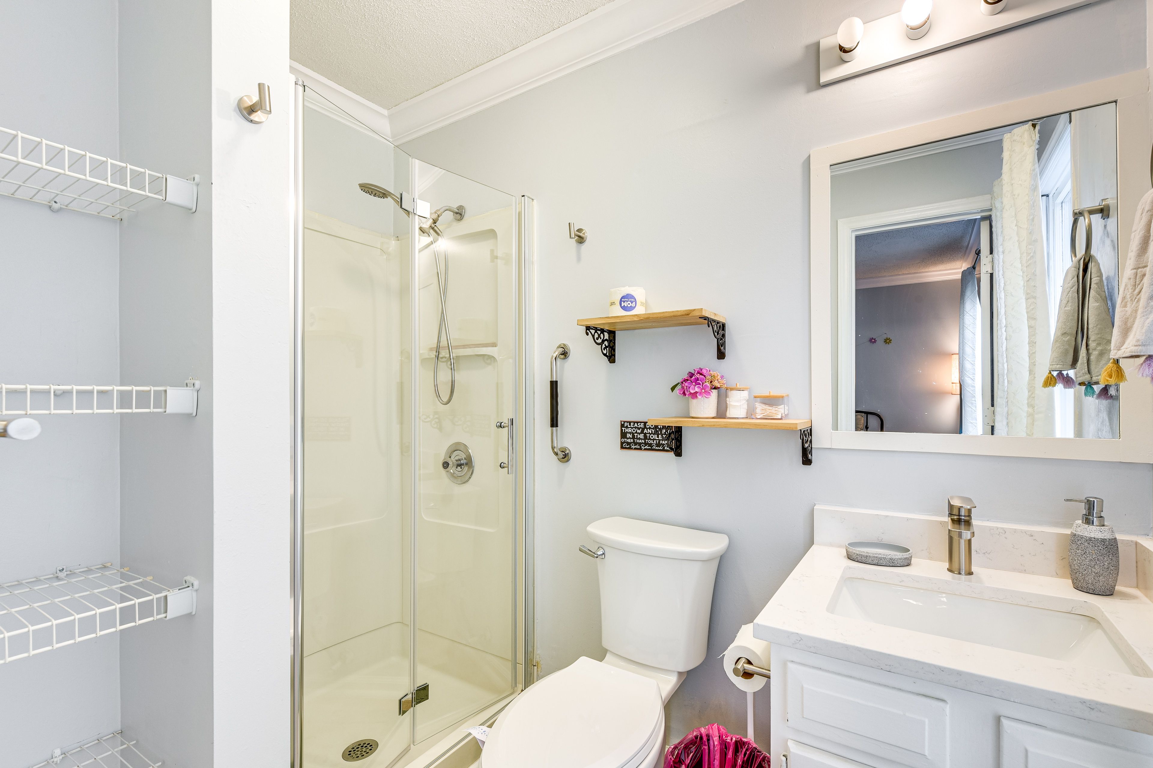 Full Bathroom | 2nd Floor | Towels Provided