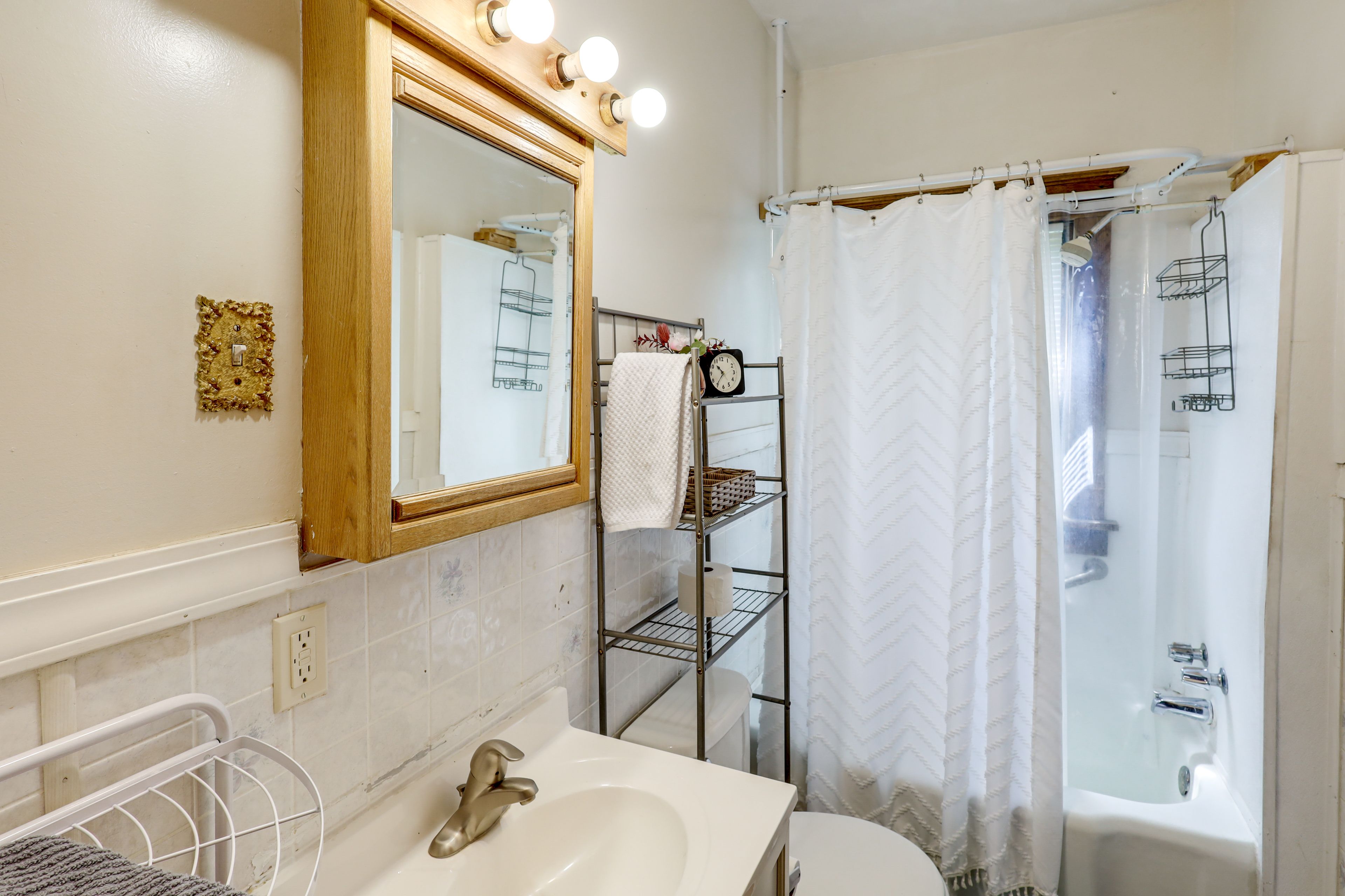 Full Bathroom | 1st Floor | Complimentary Toiletries | Towels Provided