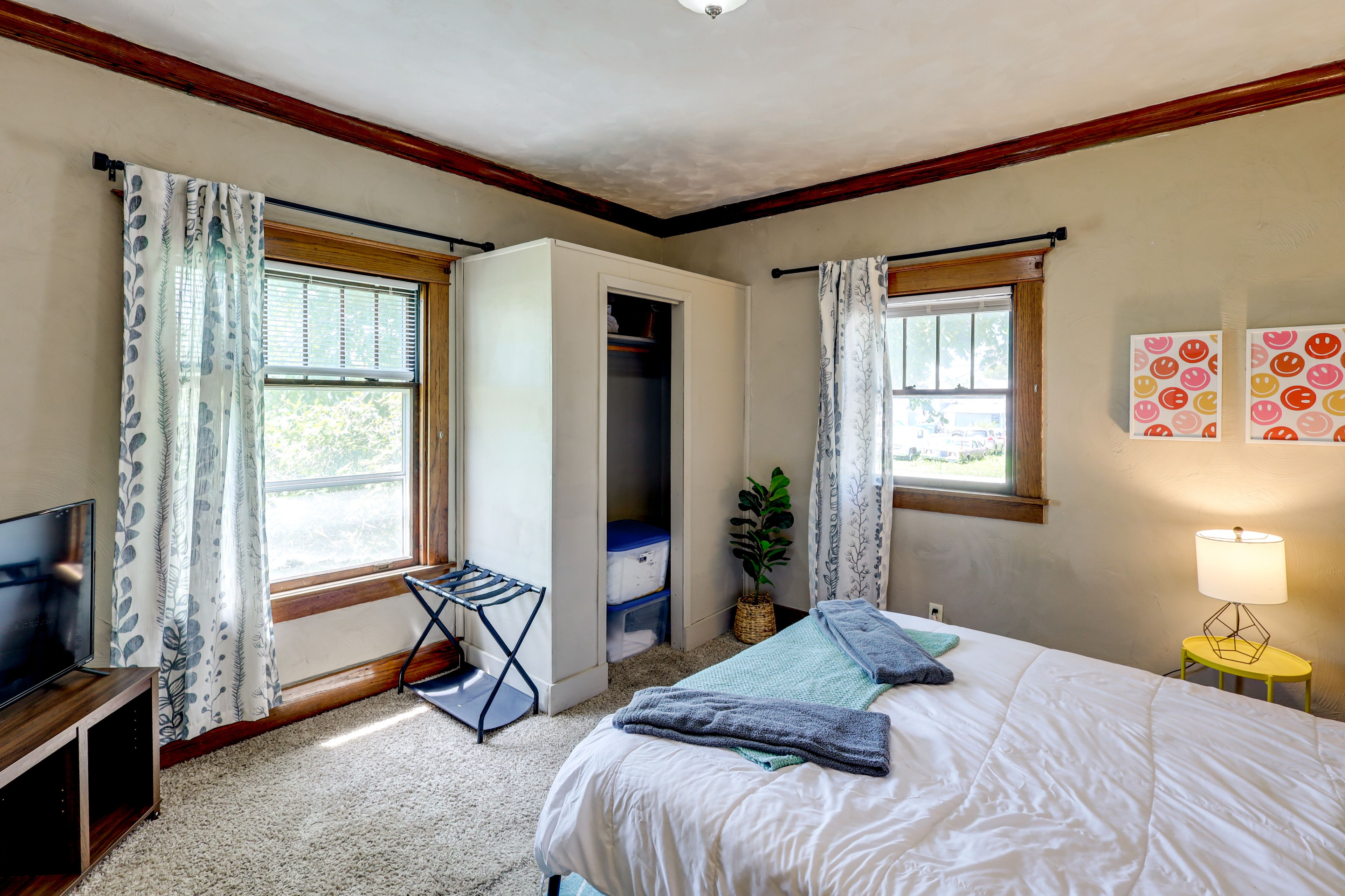 Bedroom 1 | 1st Floor | Queen Bed | Linens Provided | Flat-Screen TV