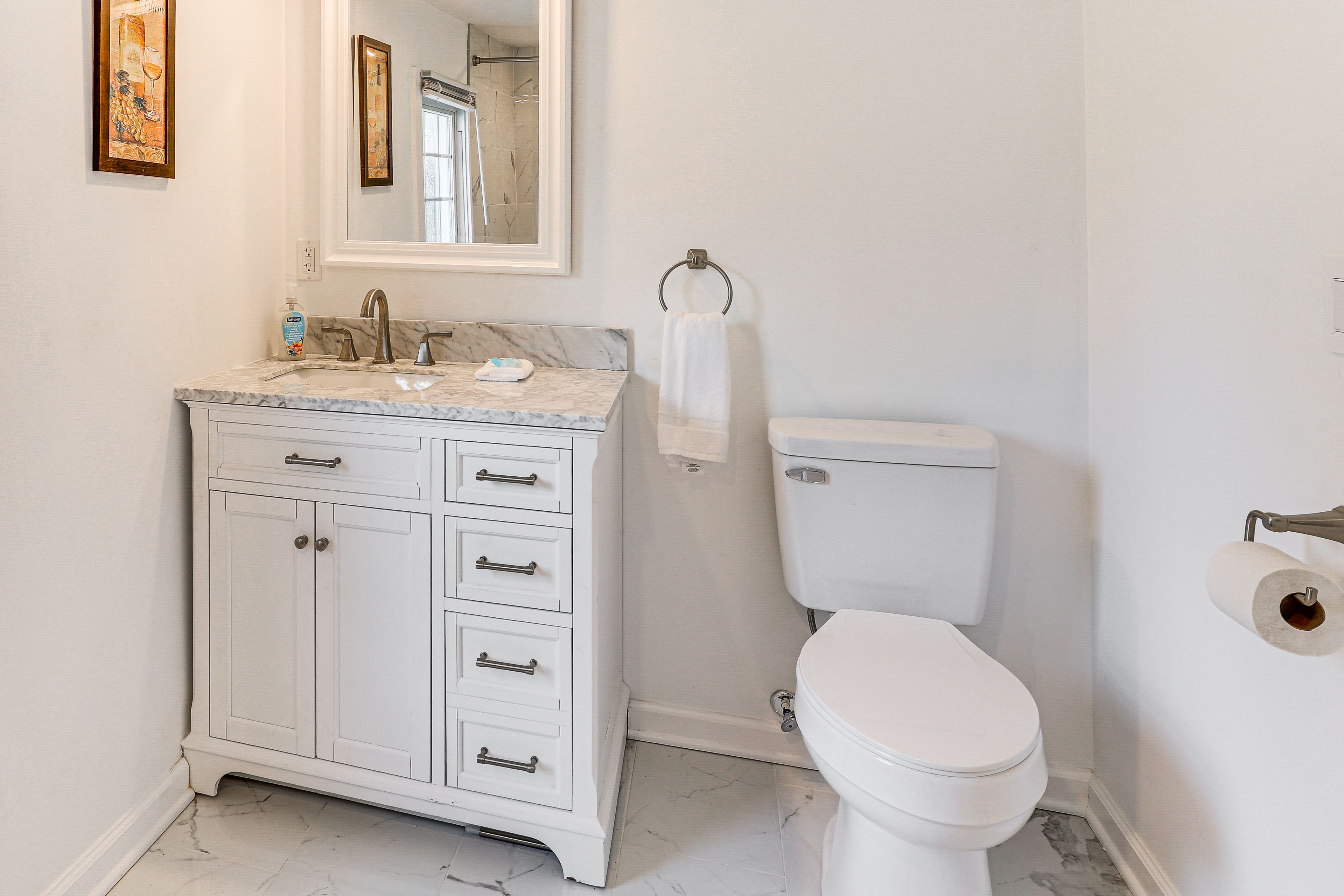 Full Bathroom | 2nd Floor | Complimentary Toiletries