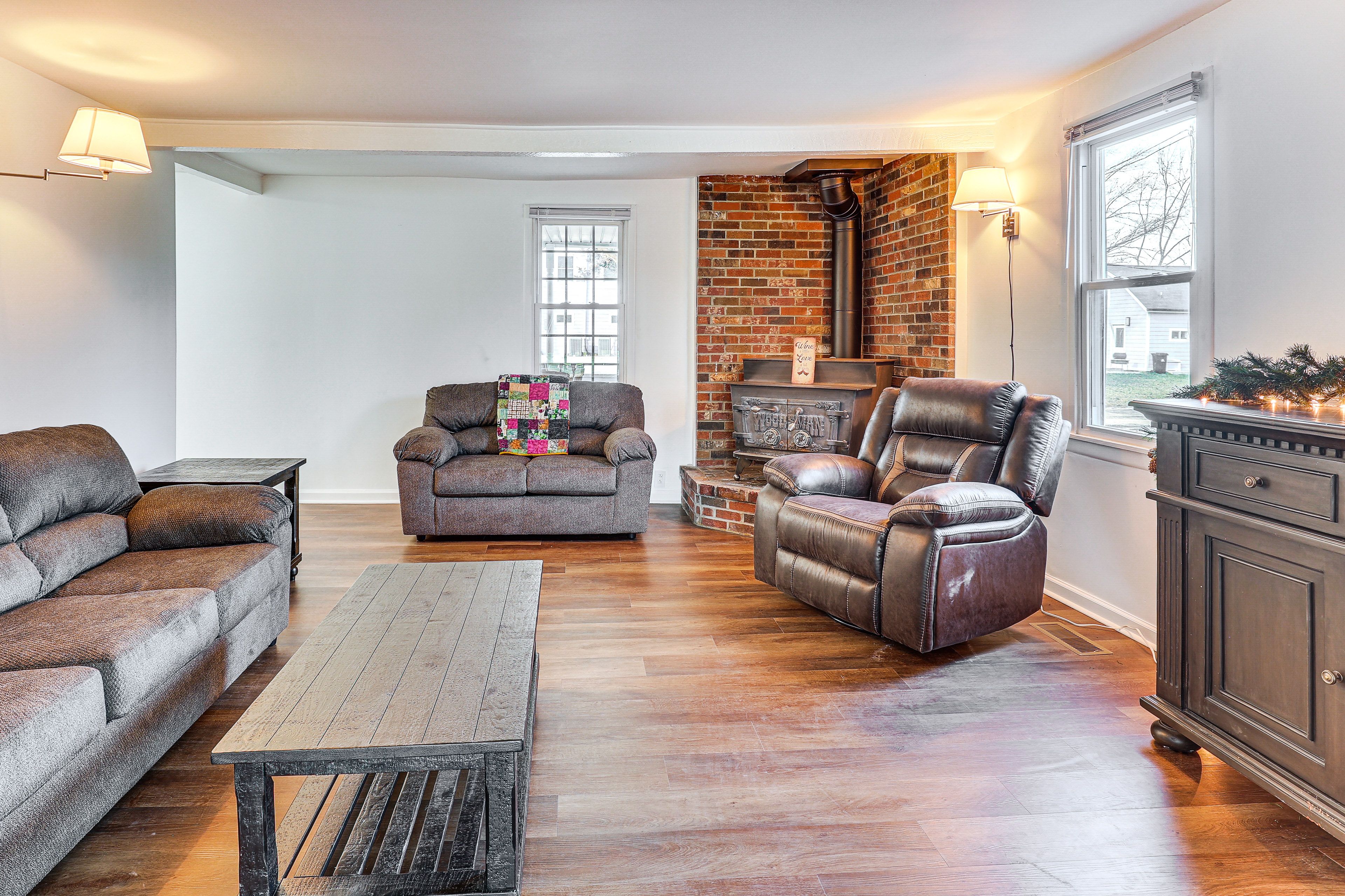 Living Room | 1st Floor | Smart TV | Free WiFi | Central A/C & Heating