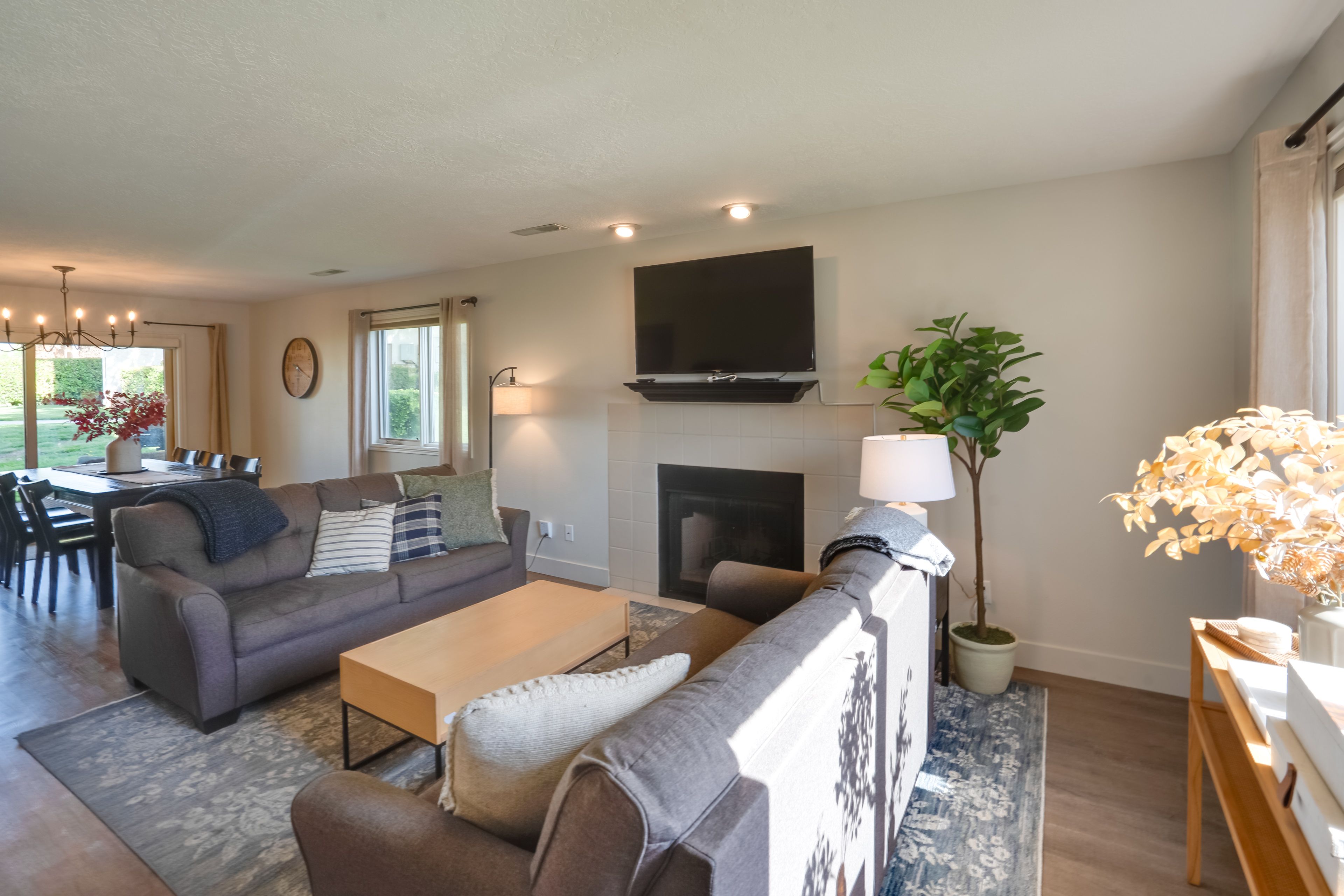 Living Room | Free WiFi | Smart TV | Central A/C | 2 Sleeper Sofas