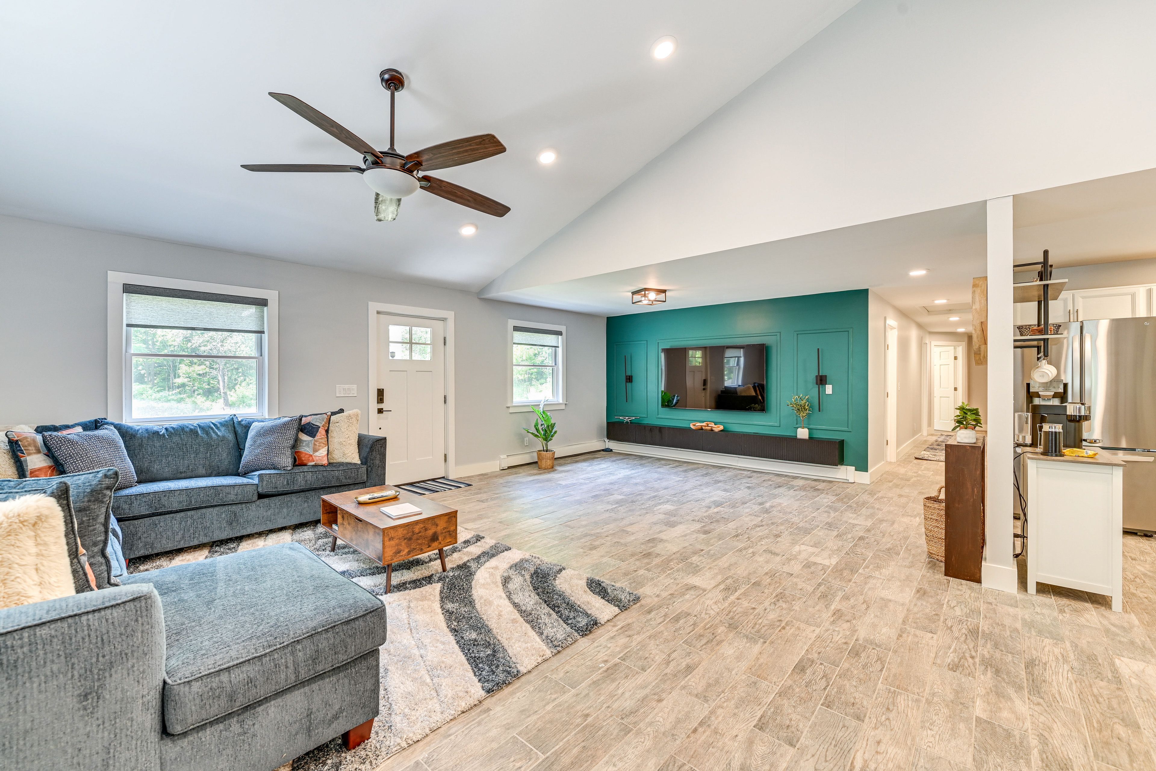 Living Room | Free WiFi | Queen Sleeper Sofa | Smart TV