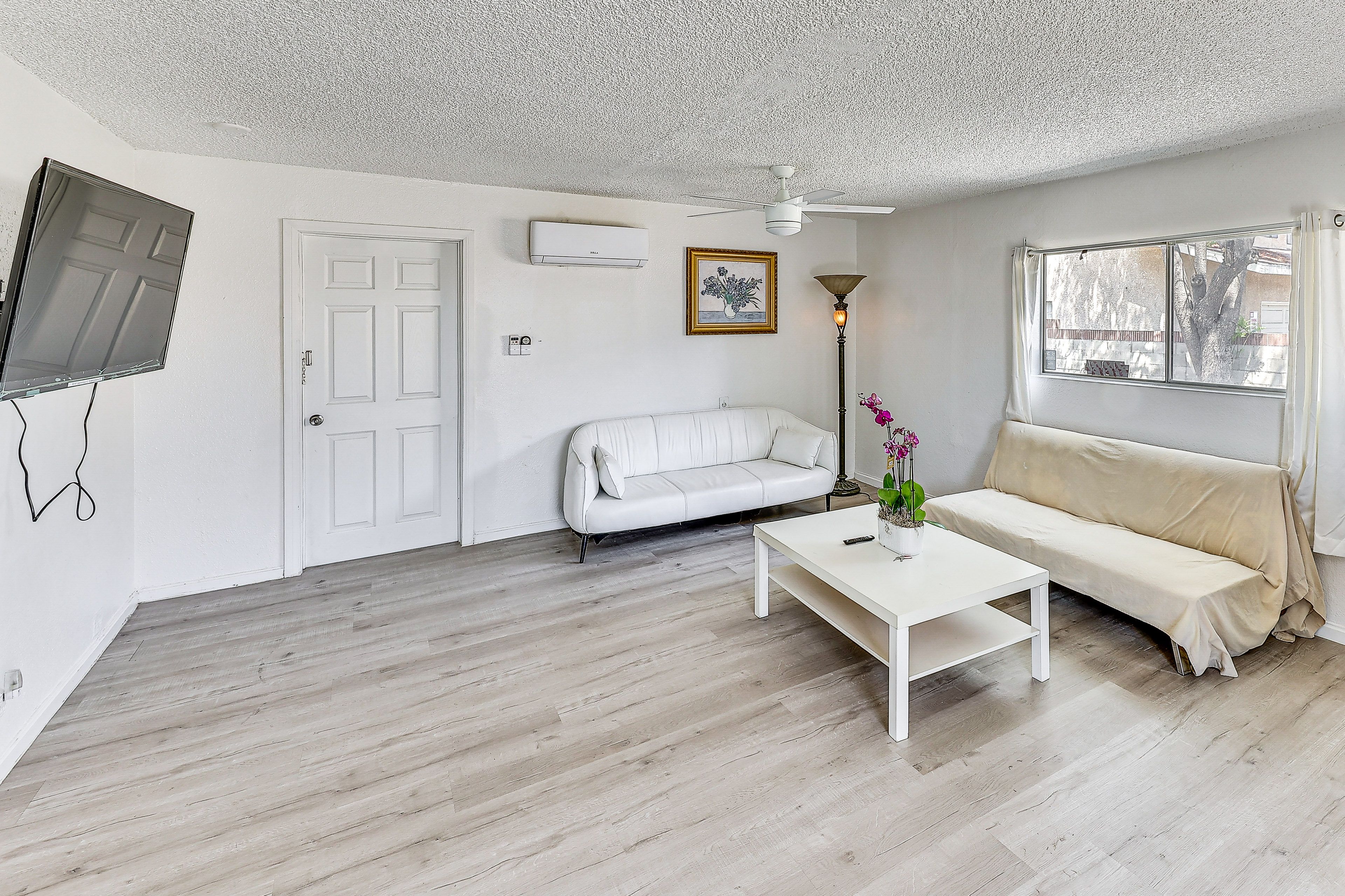 Living Area | Full Futon | Smart TV