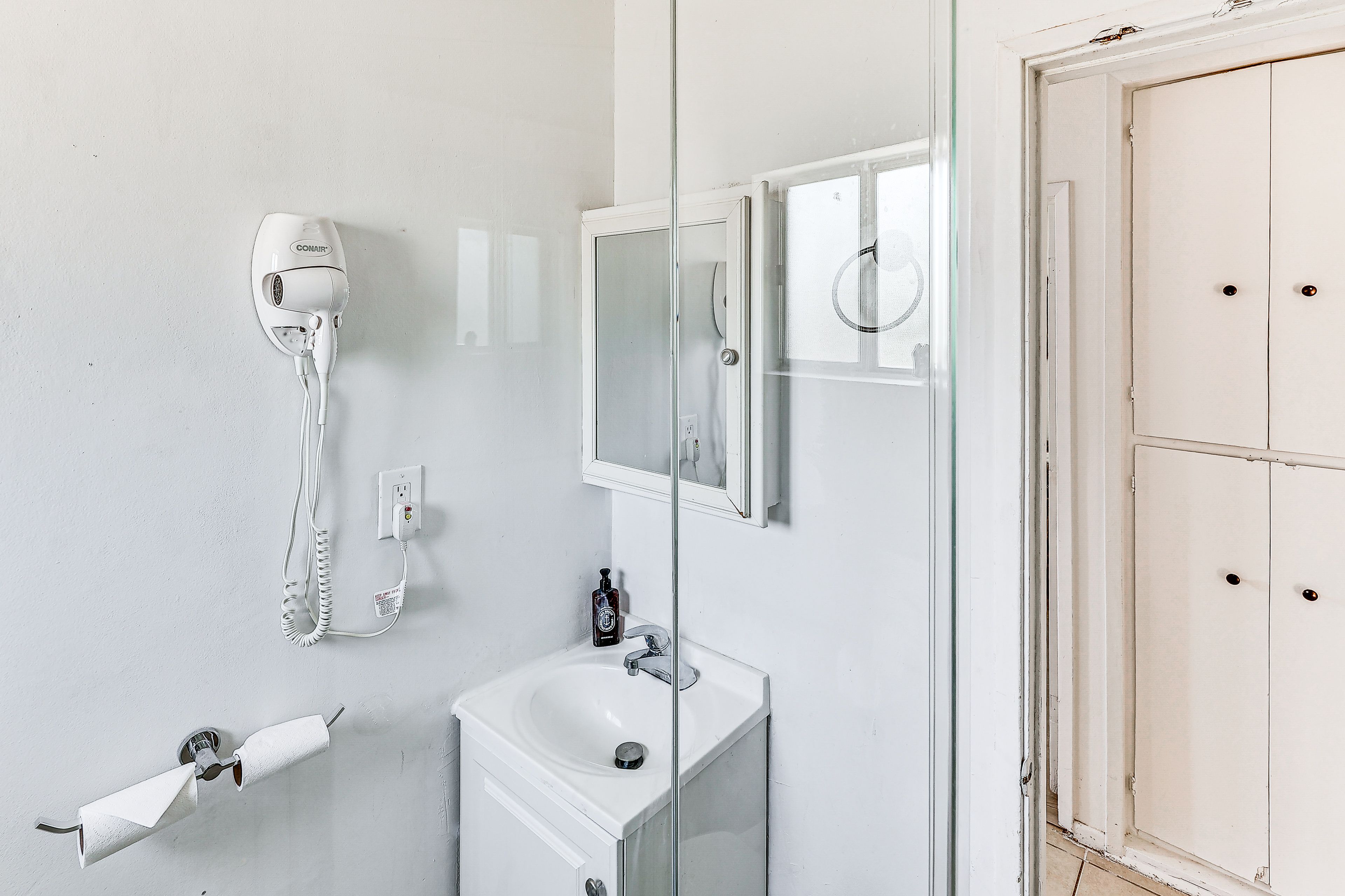Full Bathroom | Towels Provided