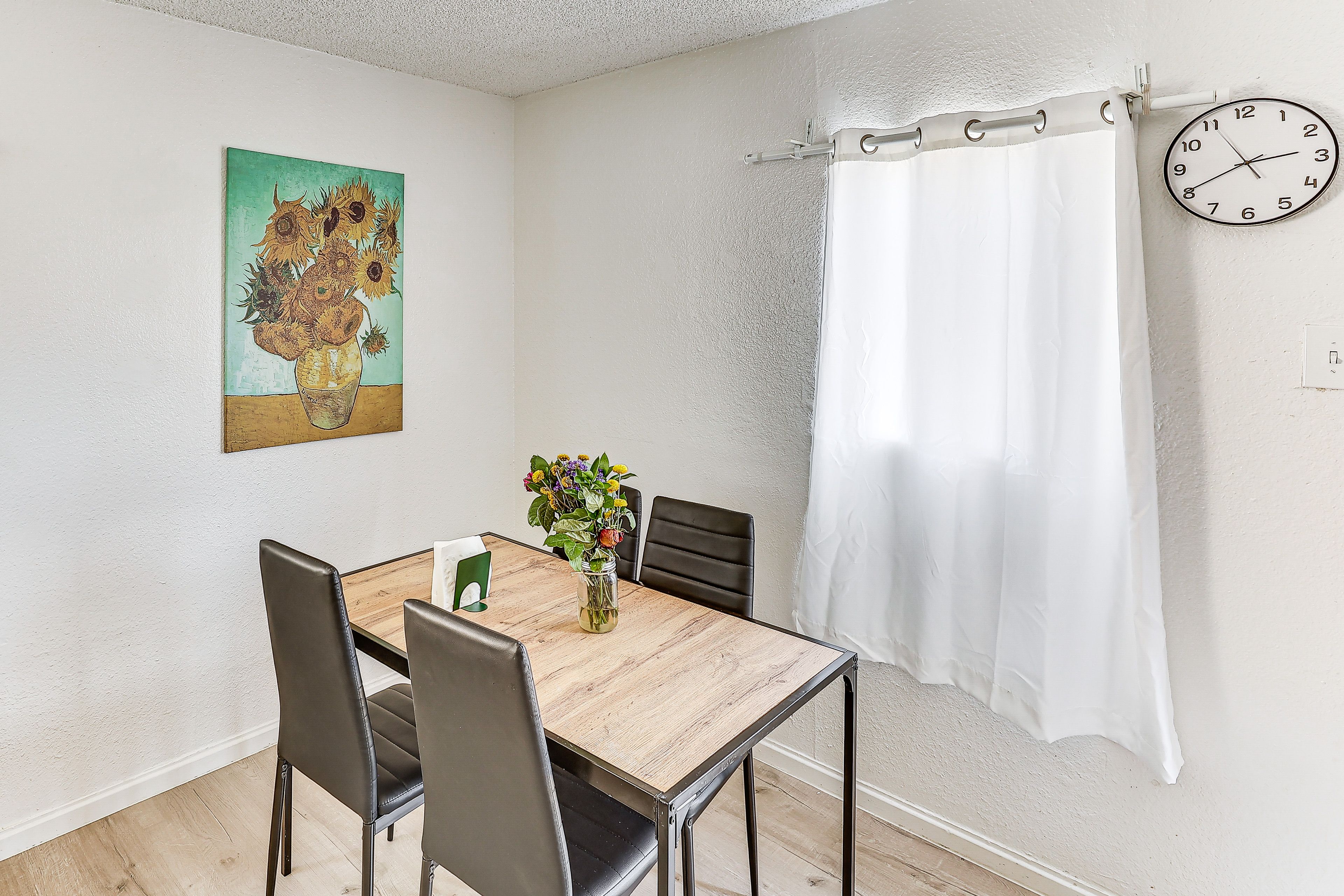 Dining Table | Dishware/Flatware