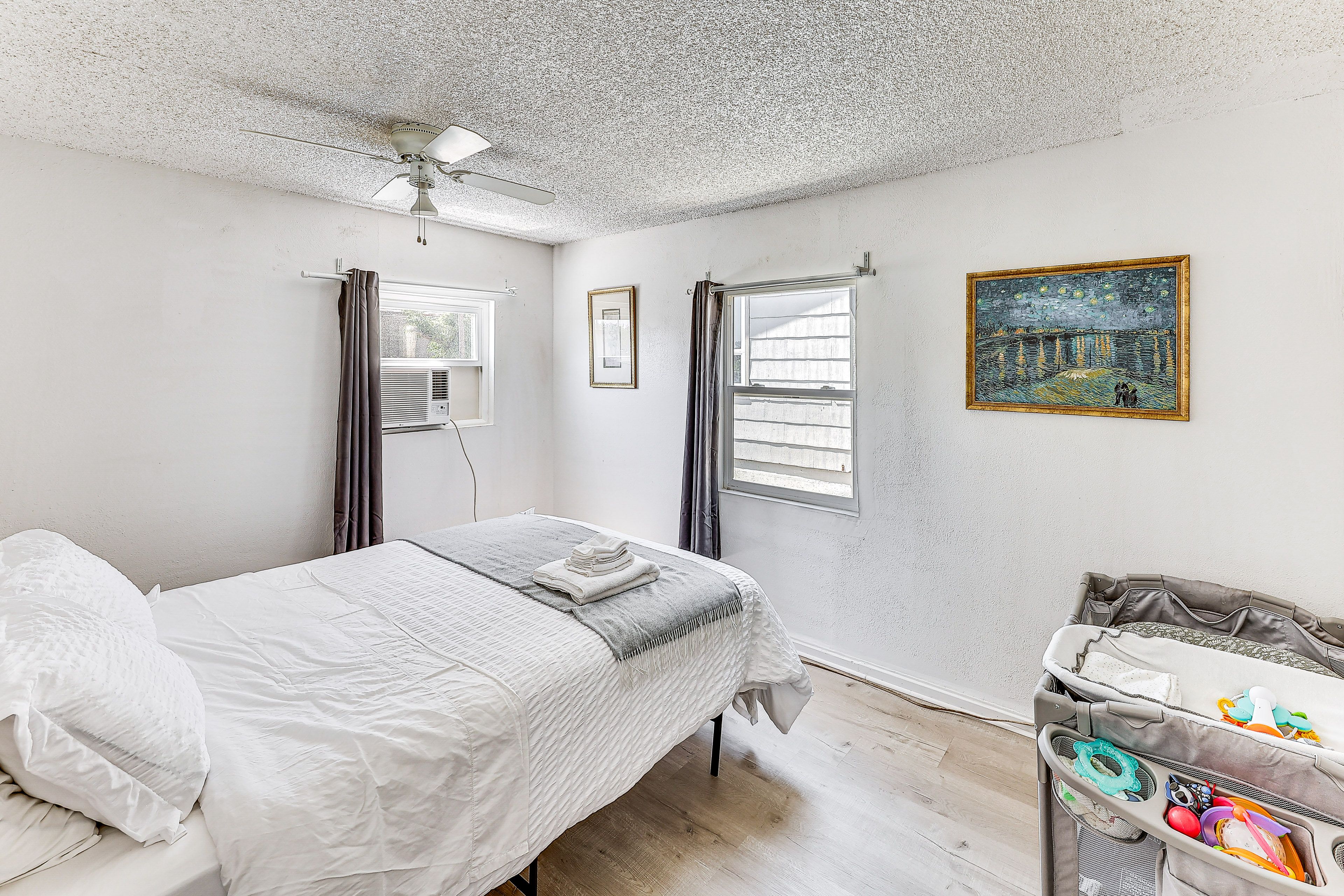 Bedroom | Queen Bed