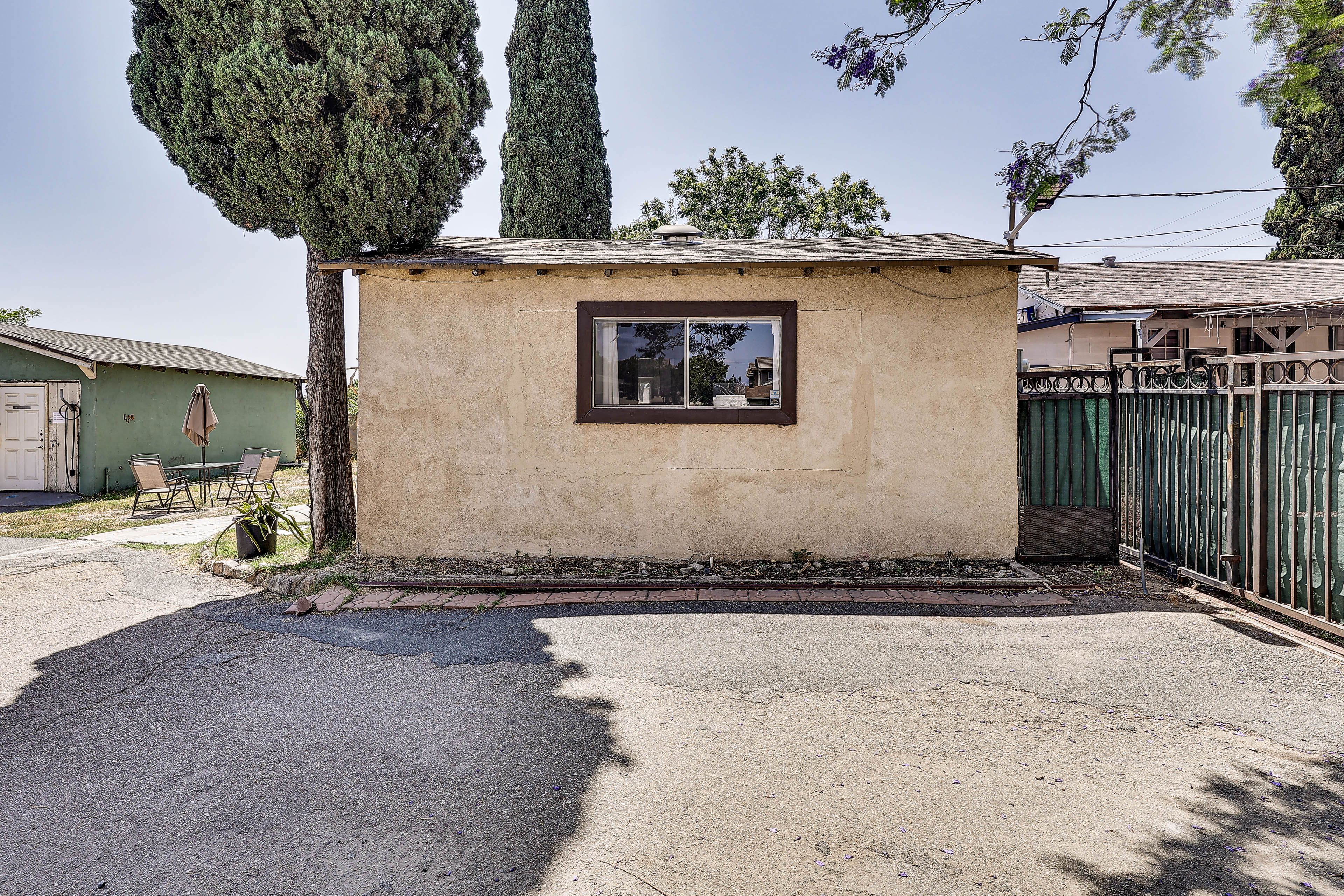 Parking | Driveway (6 Vehicles) | RV Parking Available