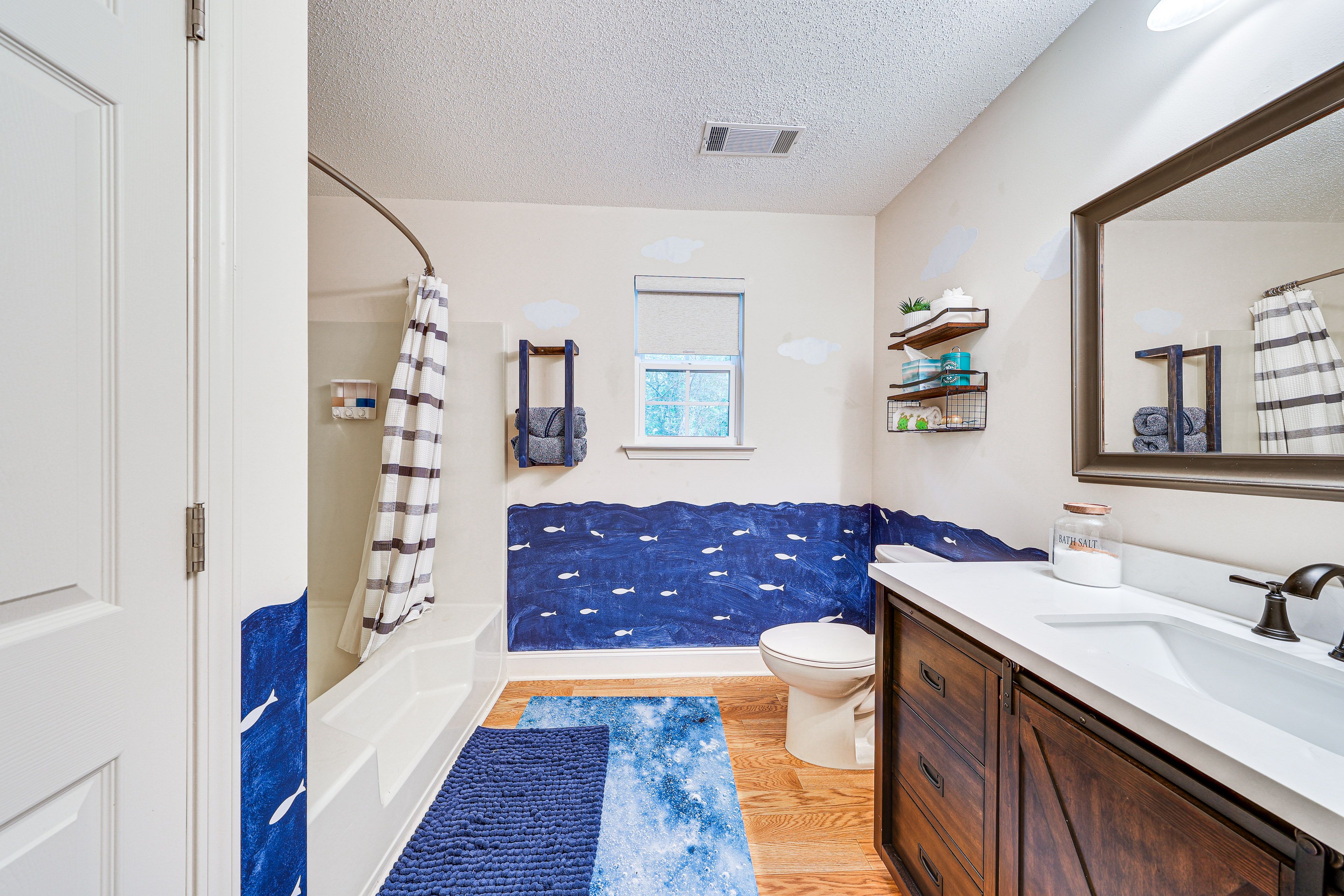Full Bathroom | 2nd Floor | Towels Provided
