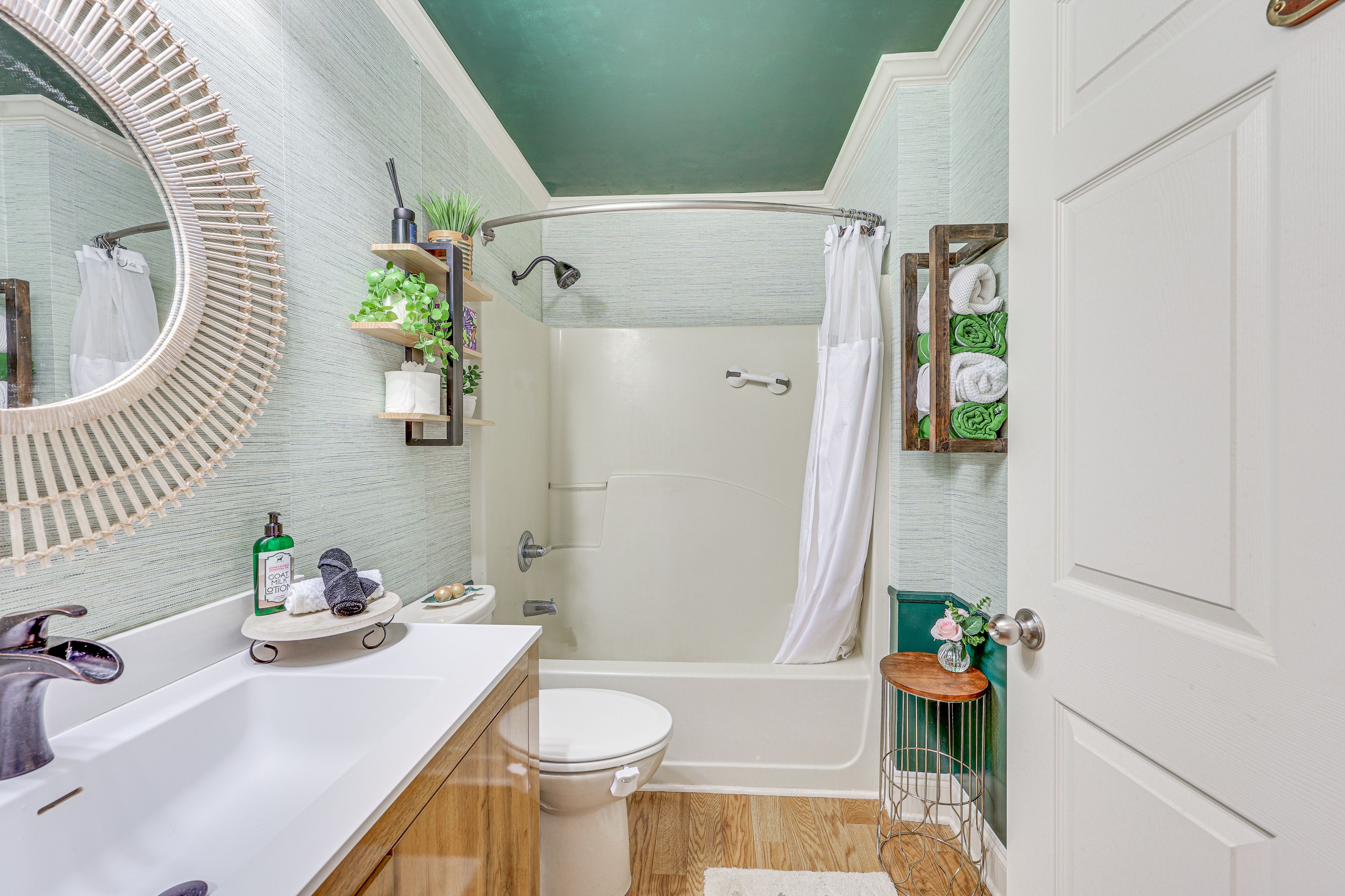 Full Bathroom | 1st Floor | Towels Provided