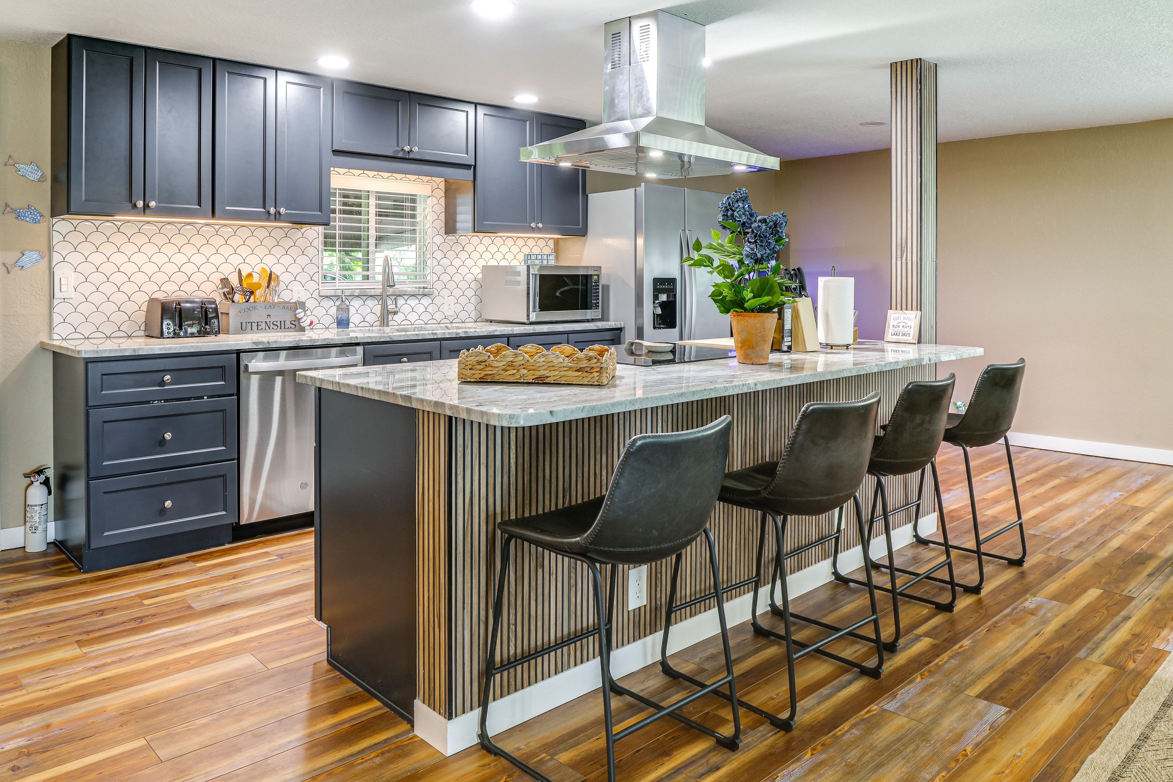Kitchen | Dishwasher | Island w/ Seating | Cooking Basics