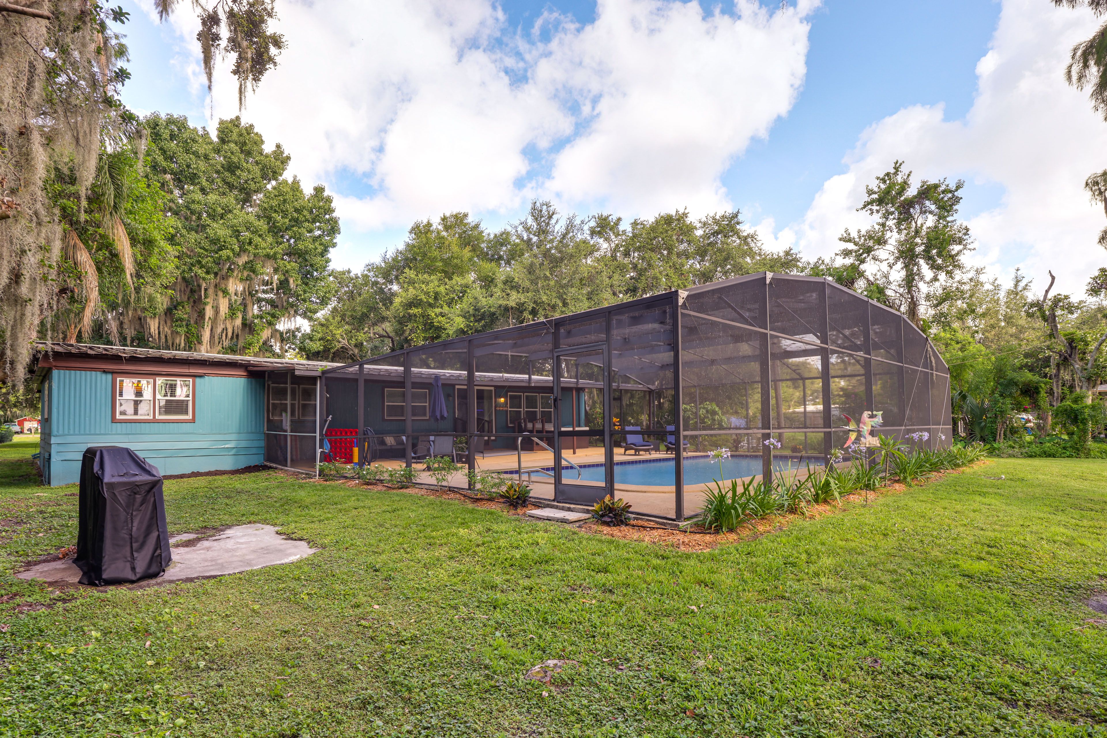 Private Yard (Unfenced) | Gas Grill
