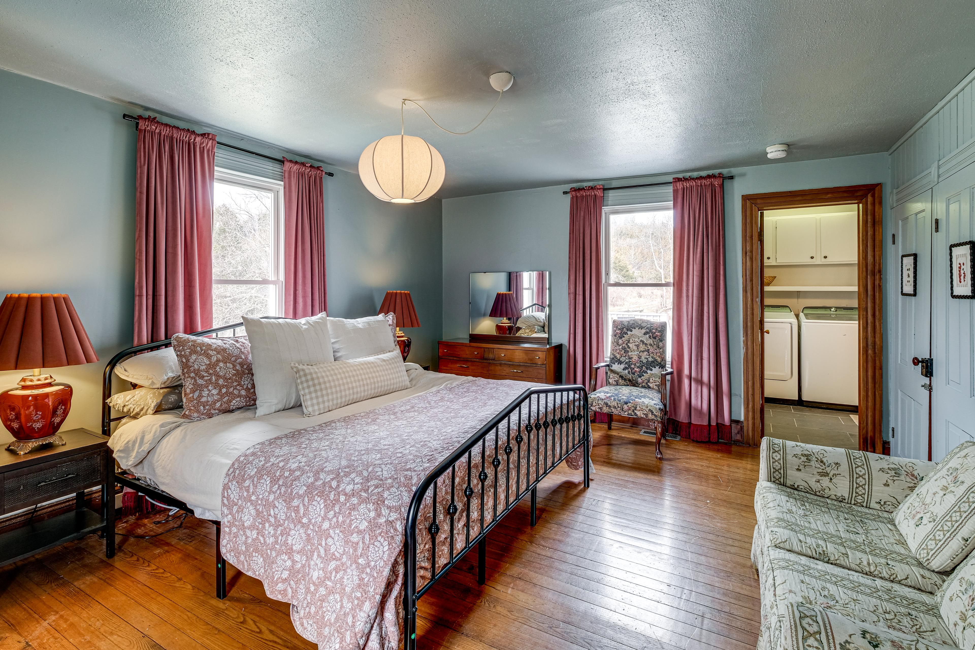 Bedroom 1 | King Bed | 1st Floor