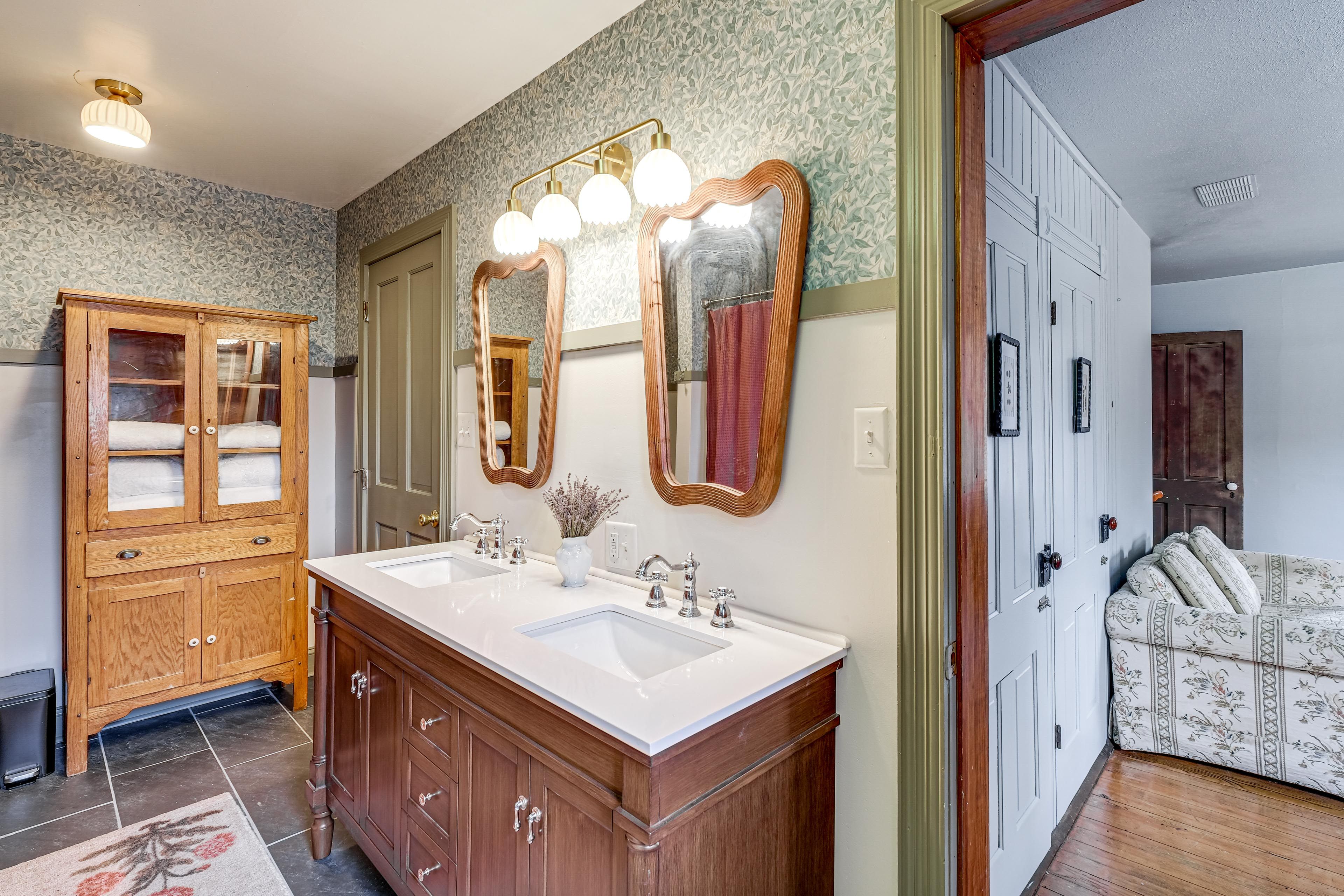 Bathroom | Bathtub/Shower | Laundry Area | 1st Floor