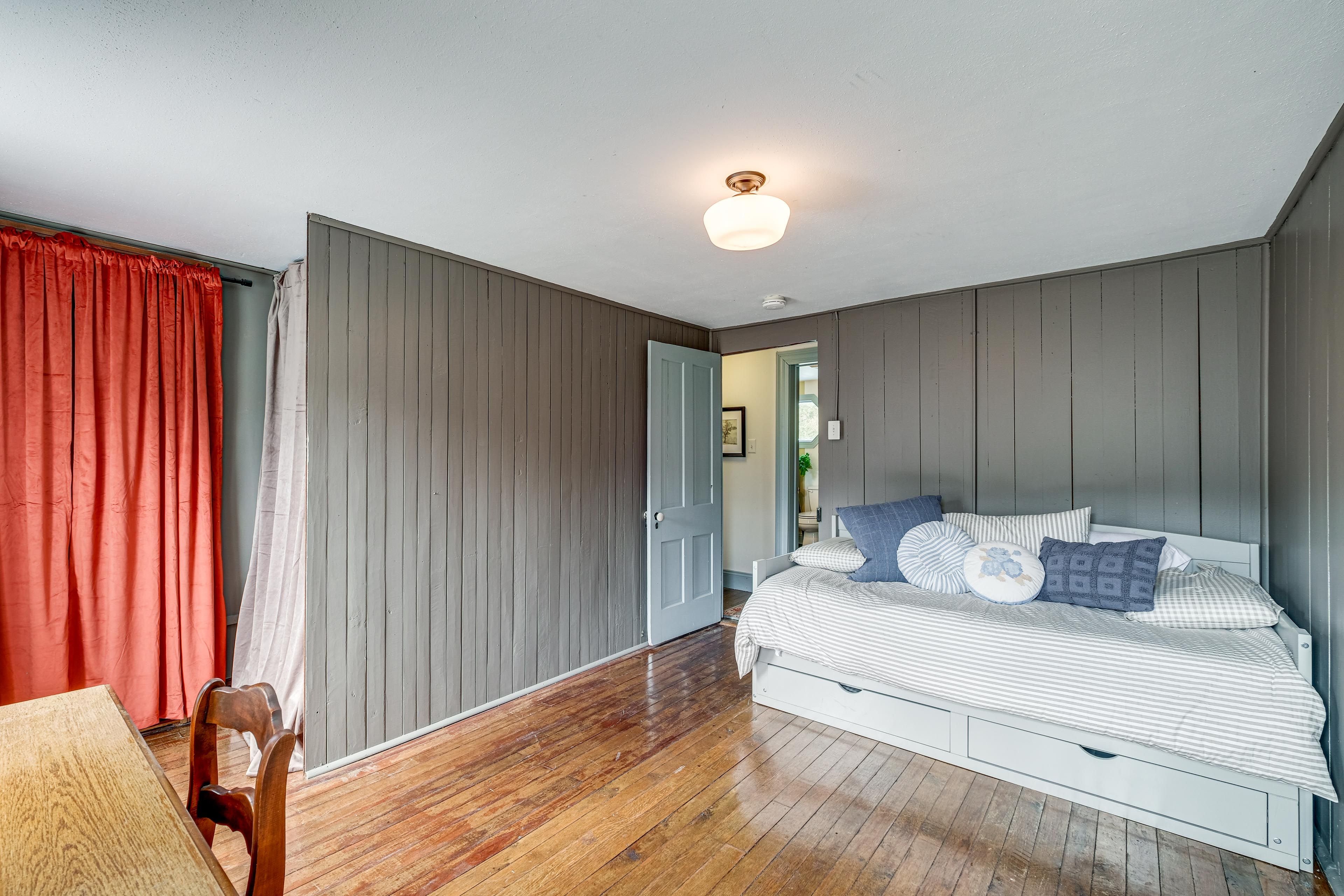 Office | Twin Daybed | Desk | 2nd Floor