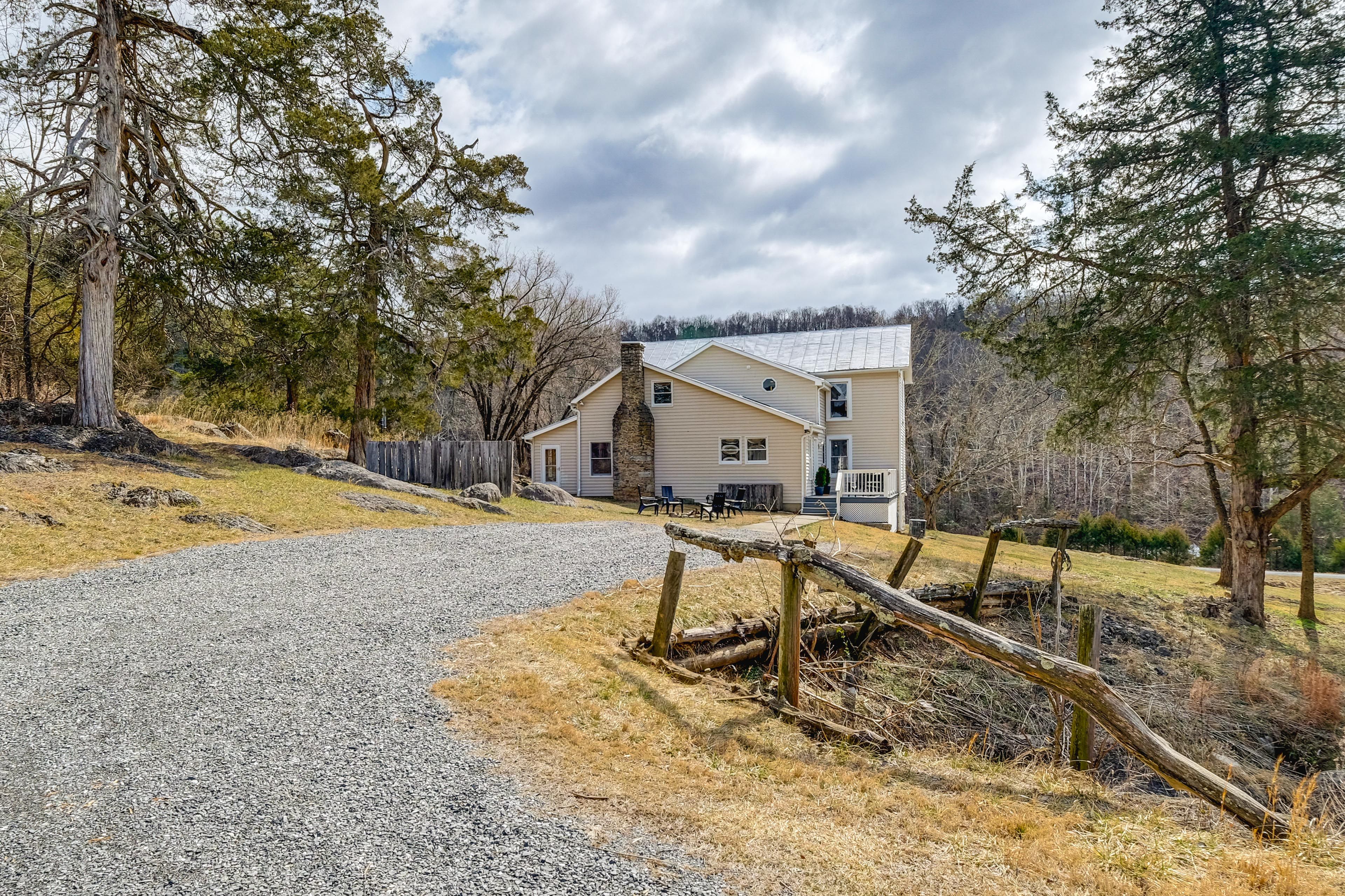 Parking | Garage (1 Vehicle) | Driveway (4 Vehicles) | Trailer Parking