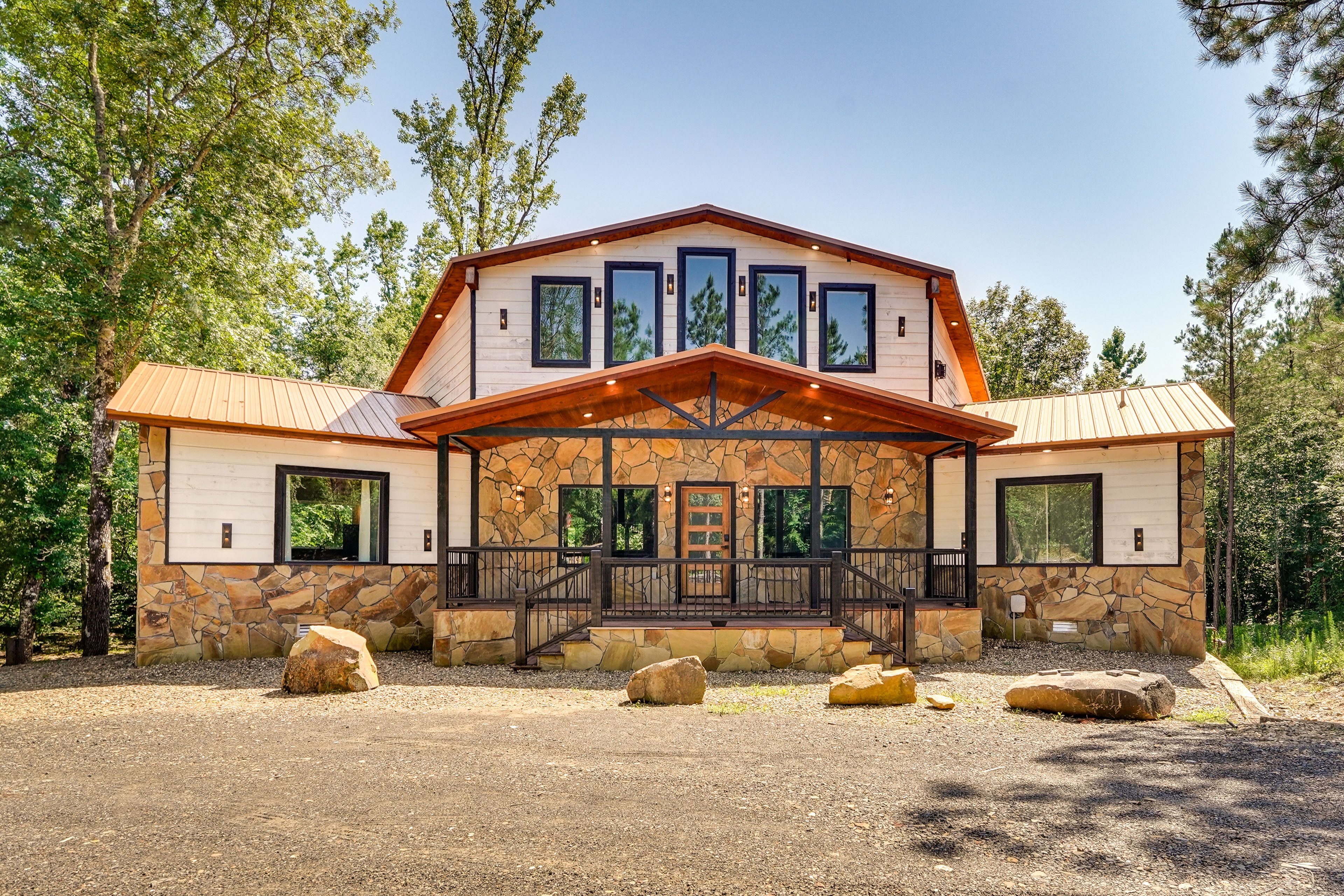 Broken Bow Vacation Rental | 2BR | 3BA | Steps Required | 2,500 Sq Ft