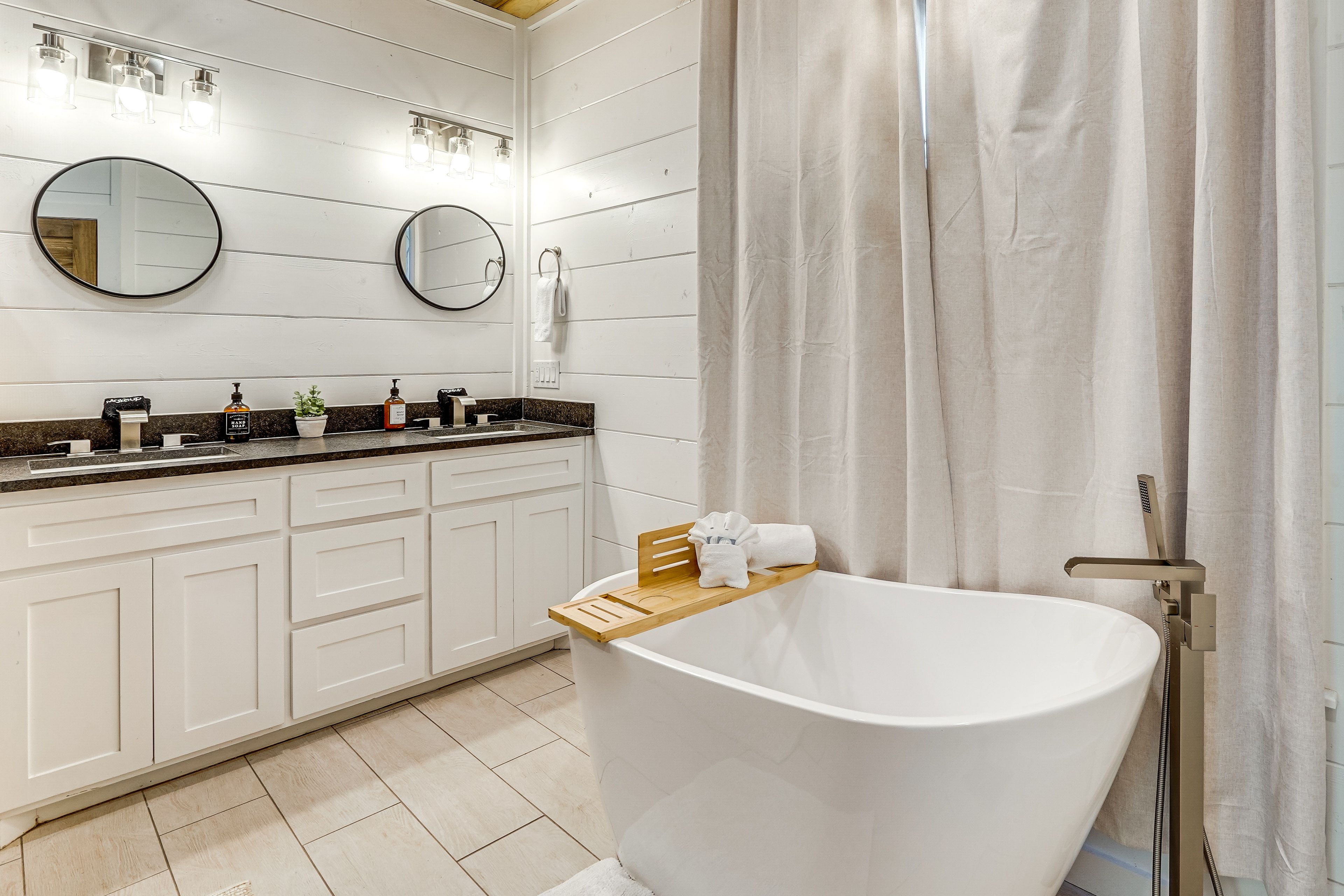 En-Suite Bathroom | 1st Floor