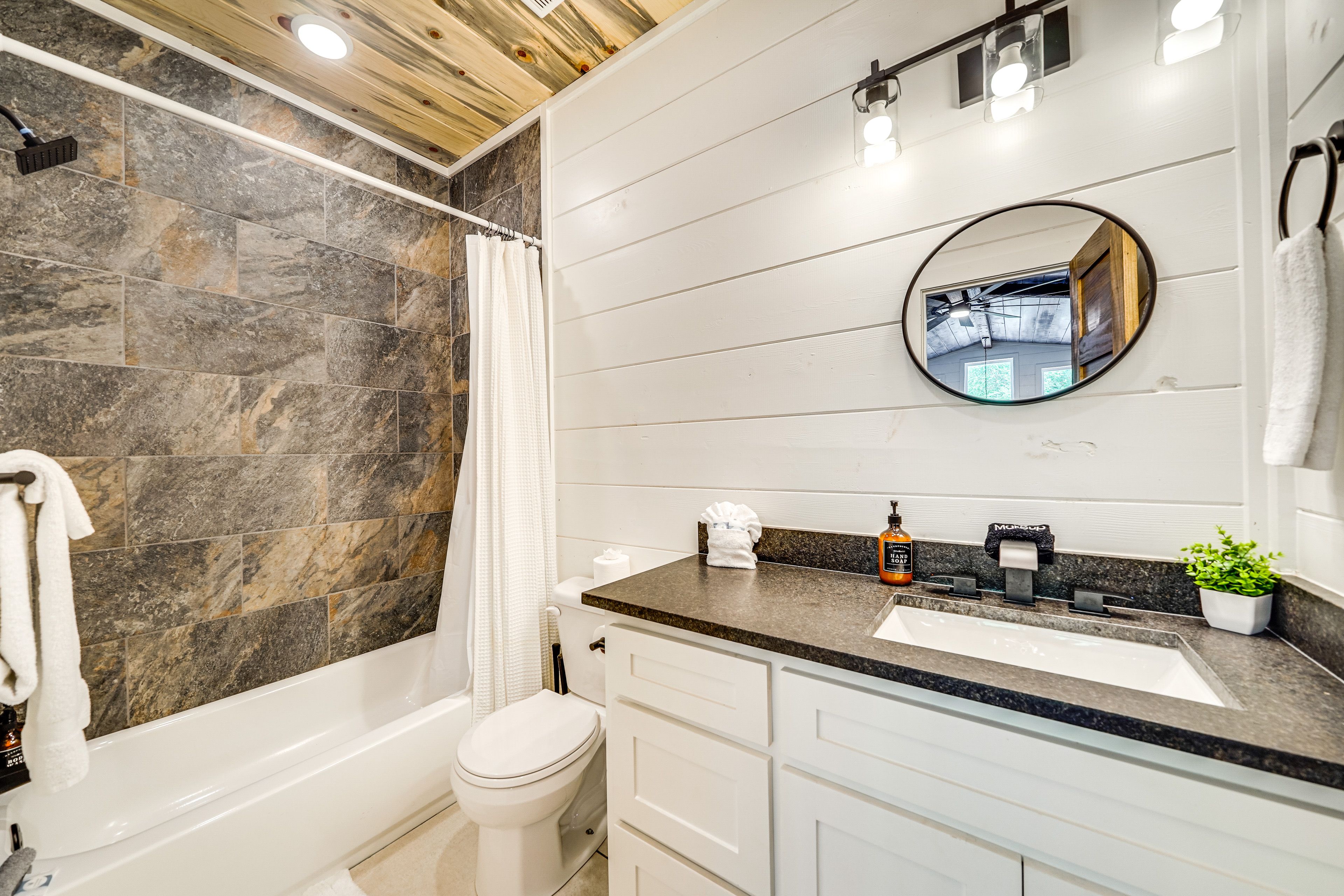 Full Bathroom | 2nd Floor