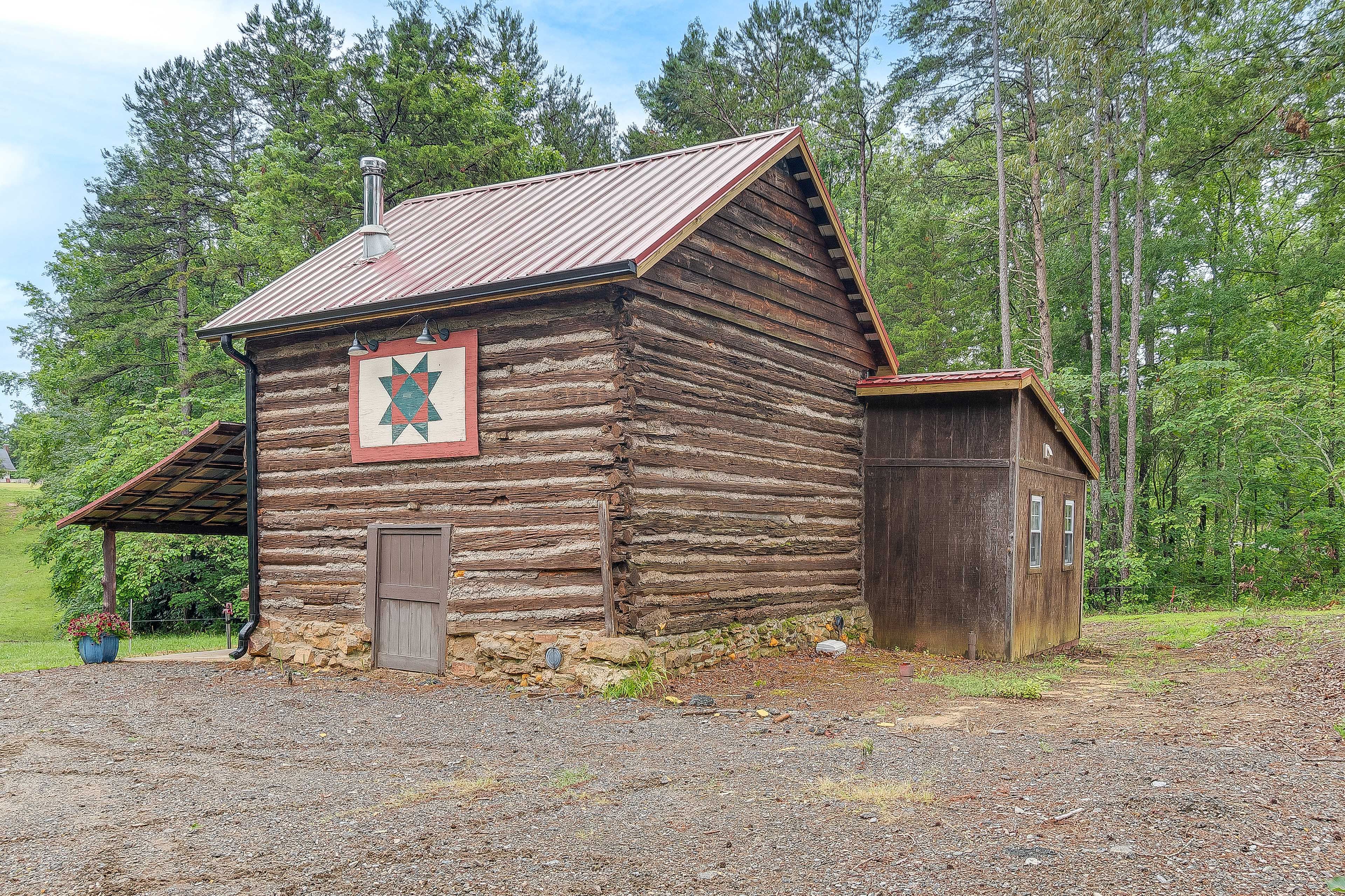 Property Exterior | Driveway (4 Vehicles)