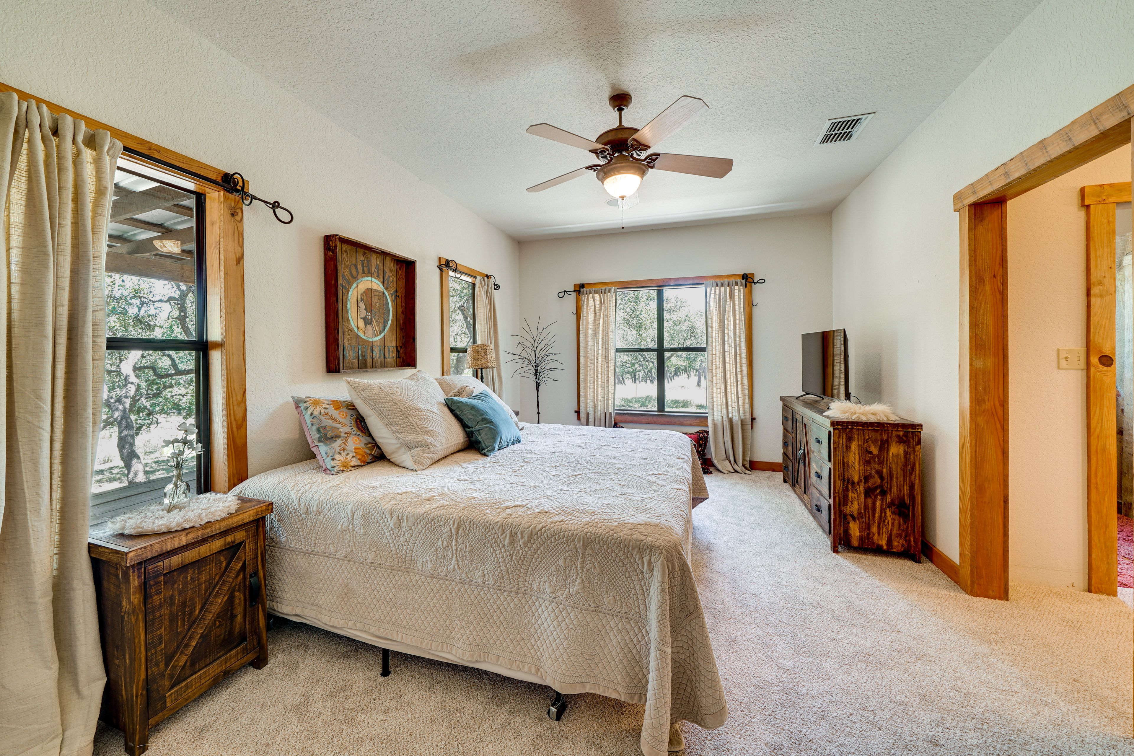 Bedroom 1 | King Bed | Flat-Screen TV | En-Suite Bathroom | 1st Floor