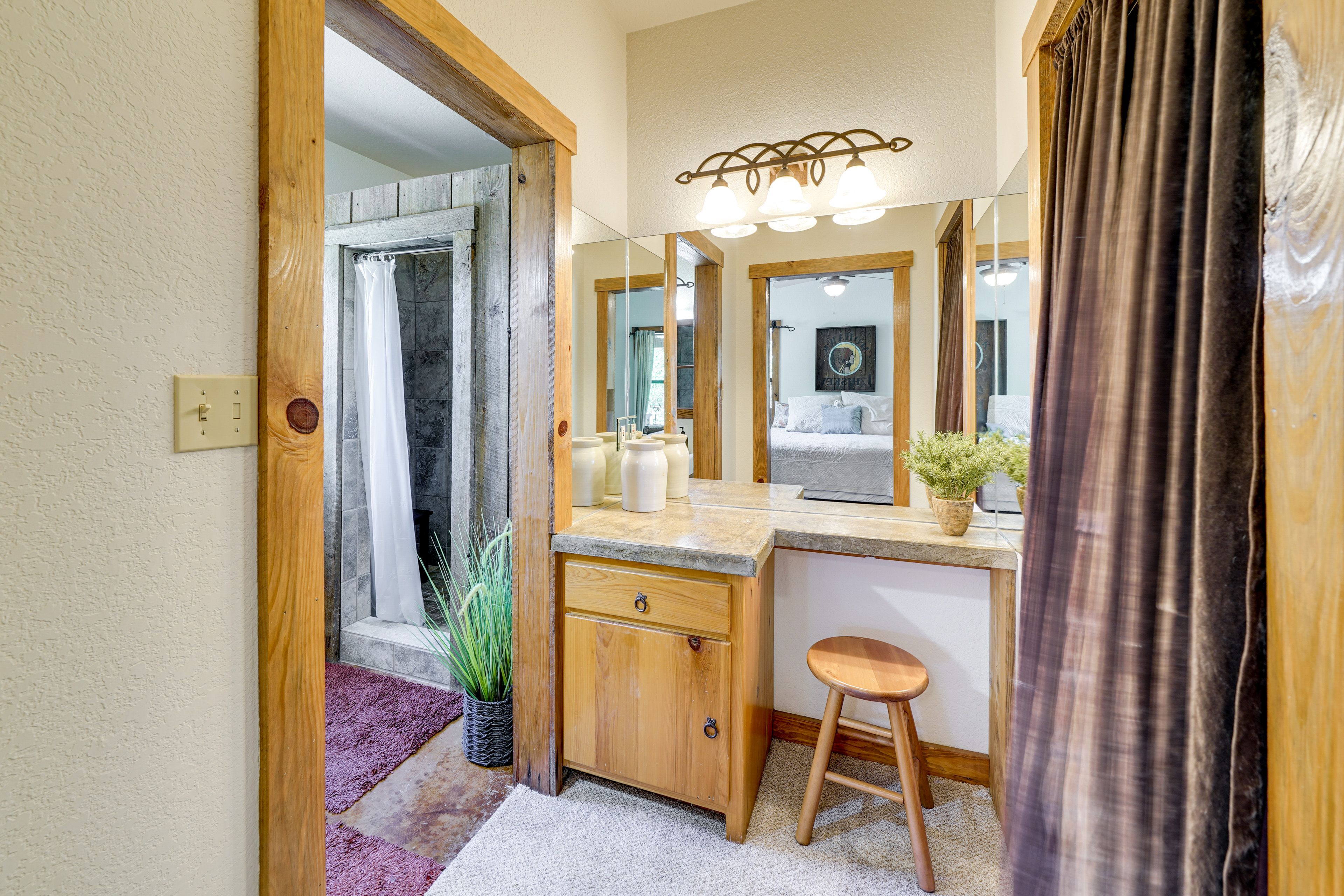 En-Suite Bathroom | Towels & Linens Provided | 1st Floor
