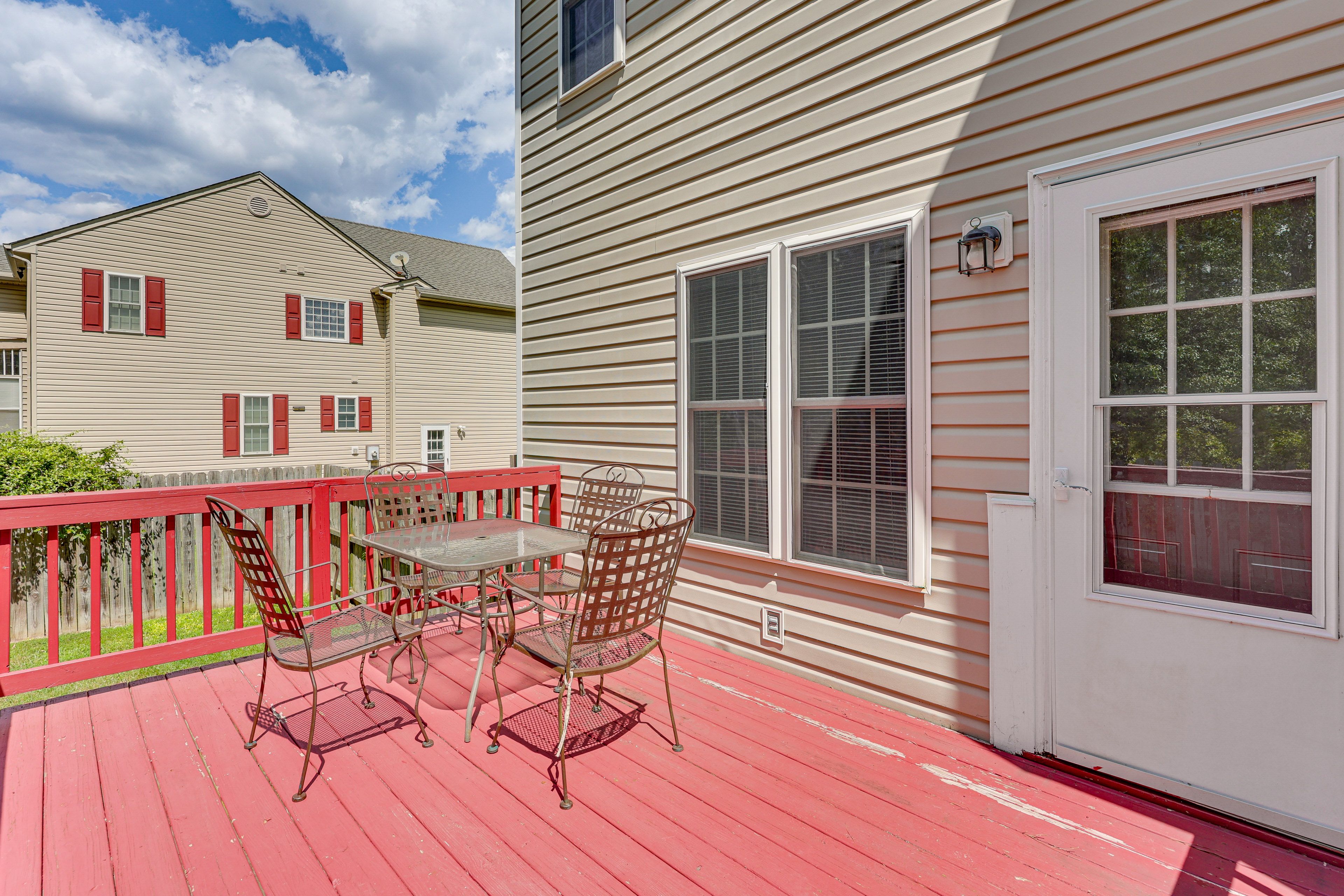 Deck w/ Dining Table
