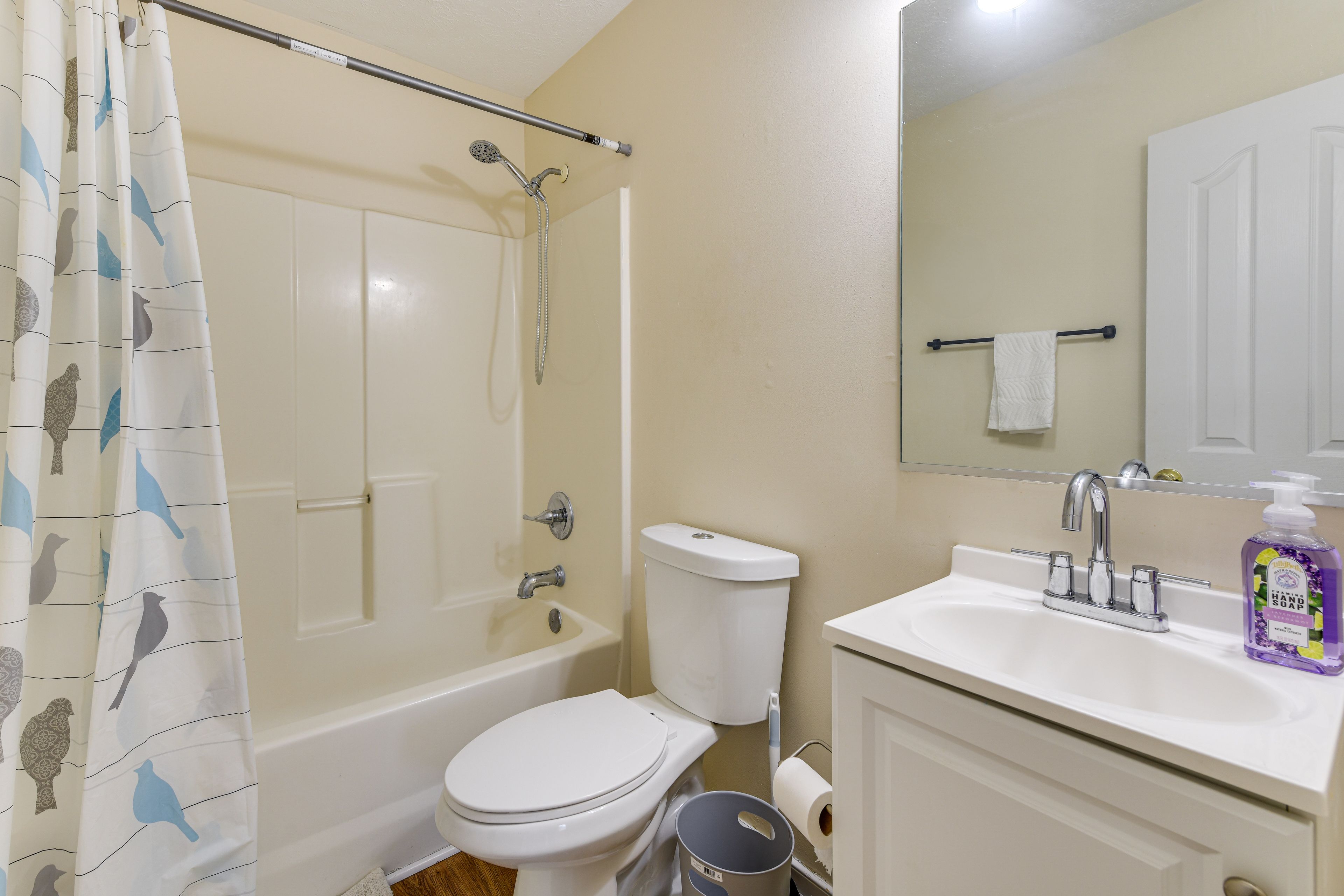 Full Bathroom | 2nd Floor | Towels Provided