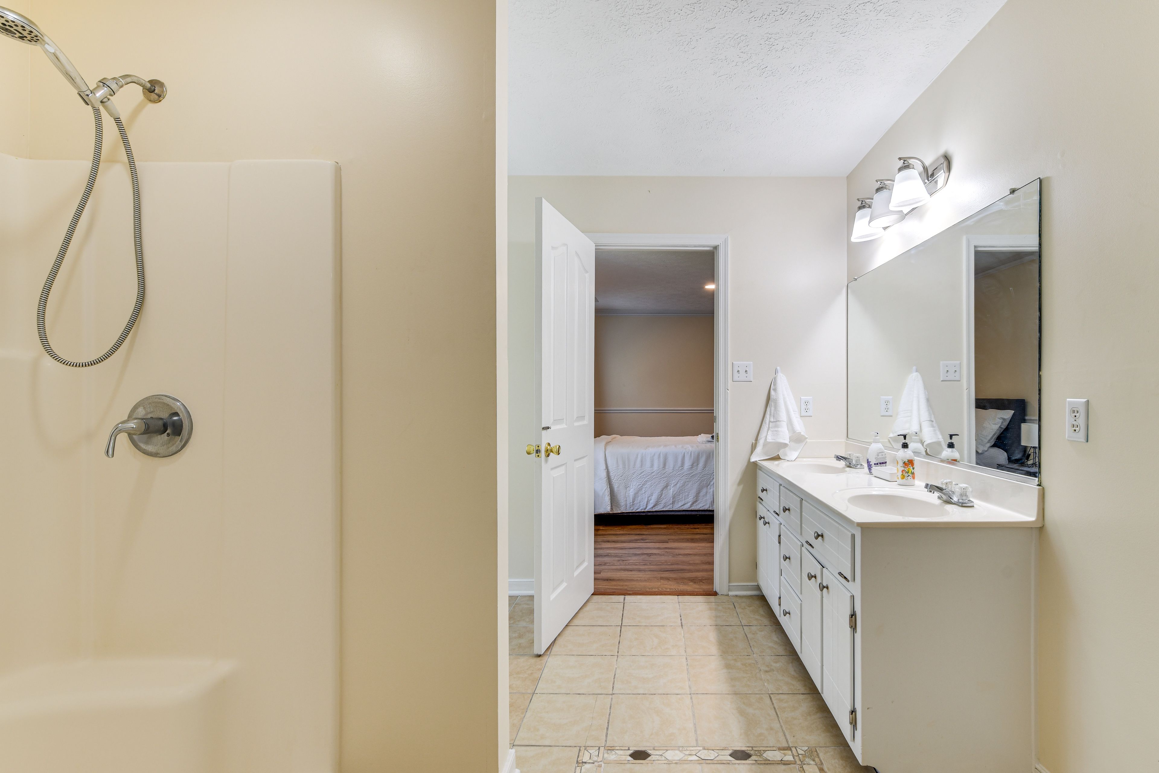 Full Bathroom | 2nd Floor | Complimentary Toiletries