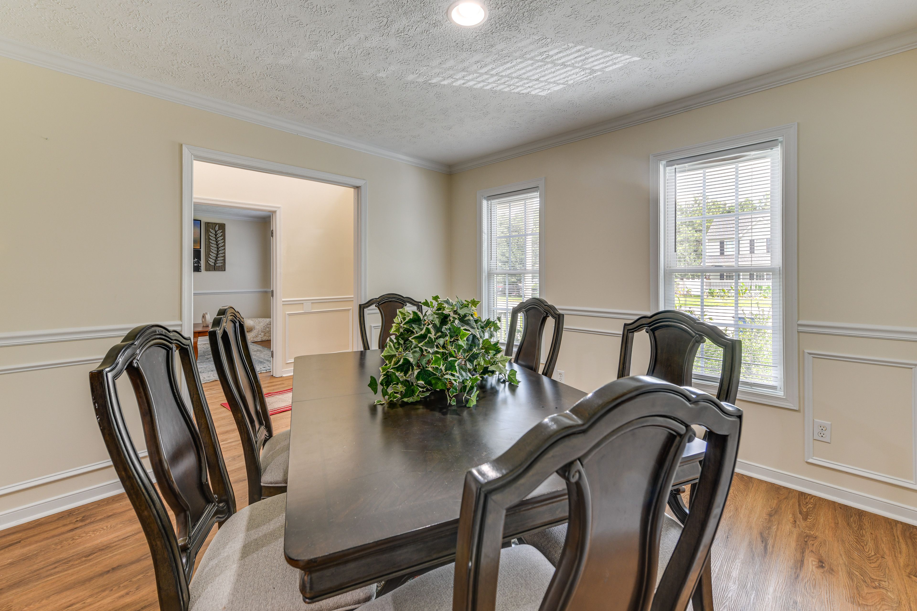 Multiple Dining & Living Areas