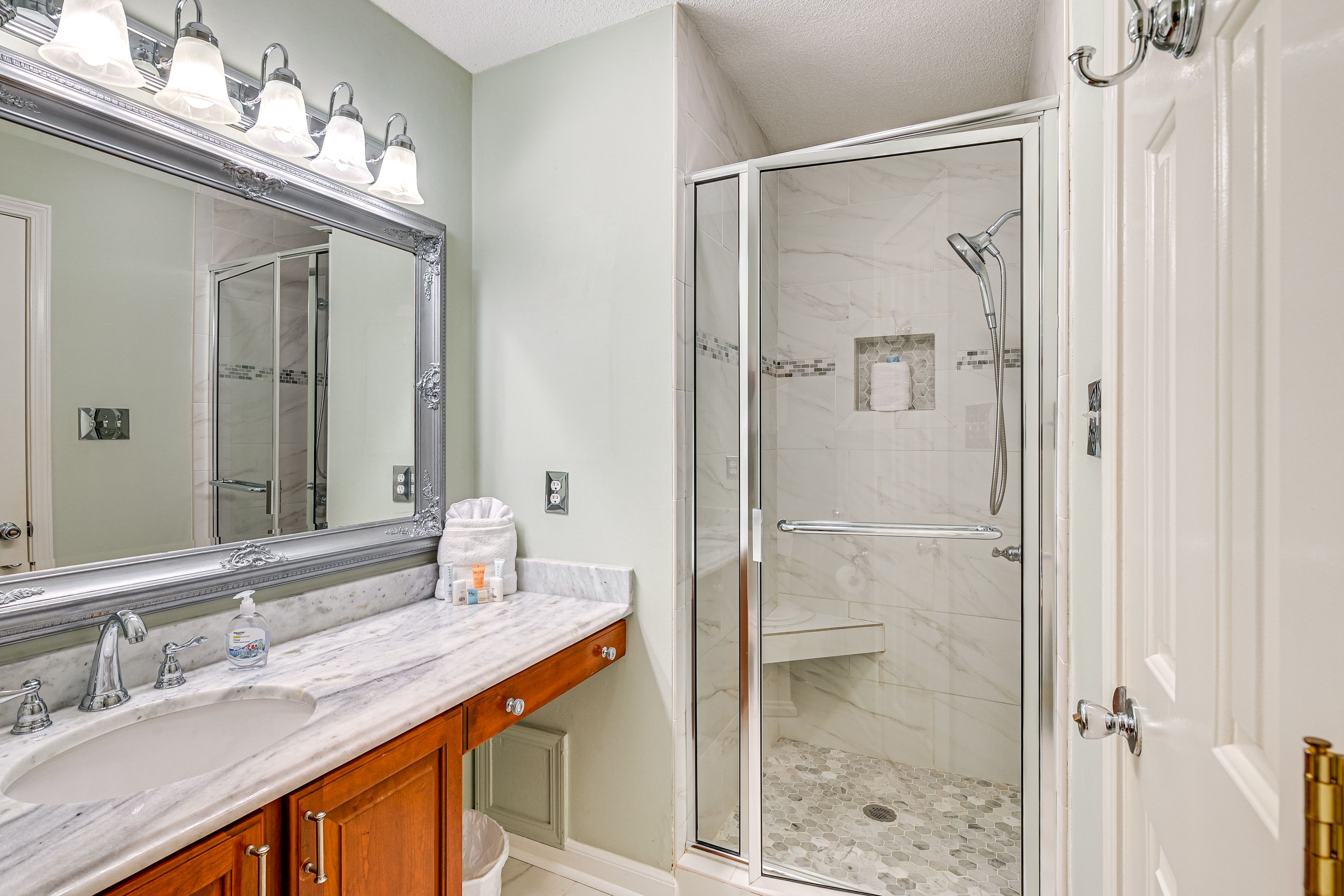 Full Bathroom | 2nd Floor