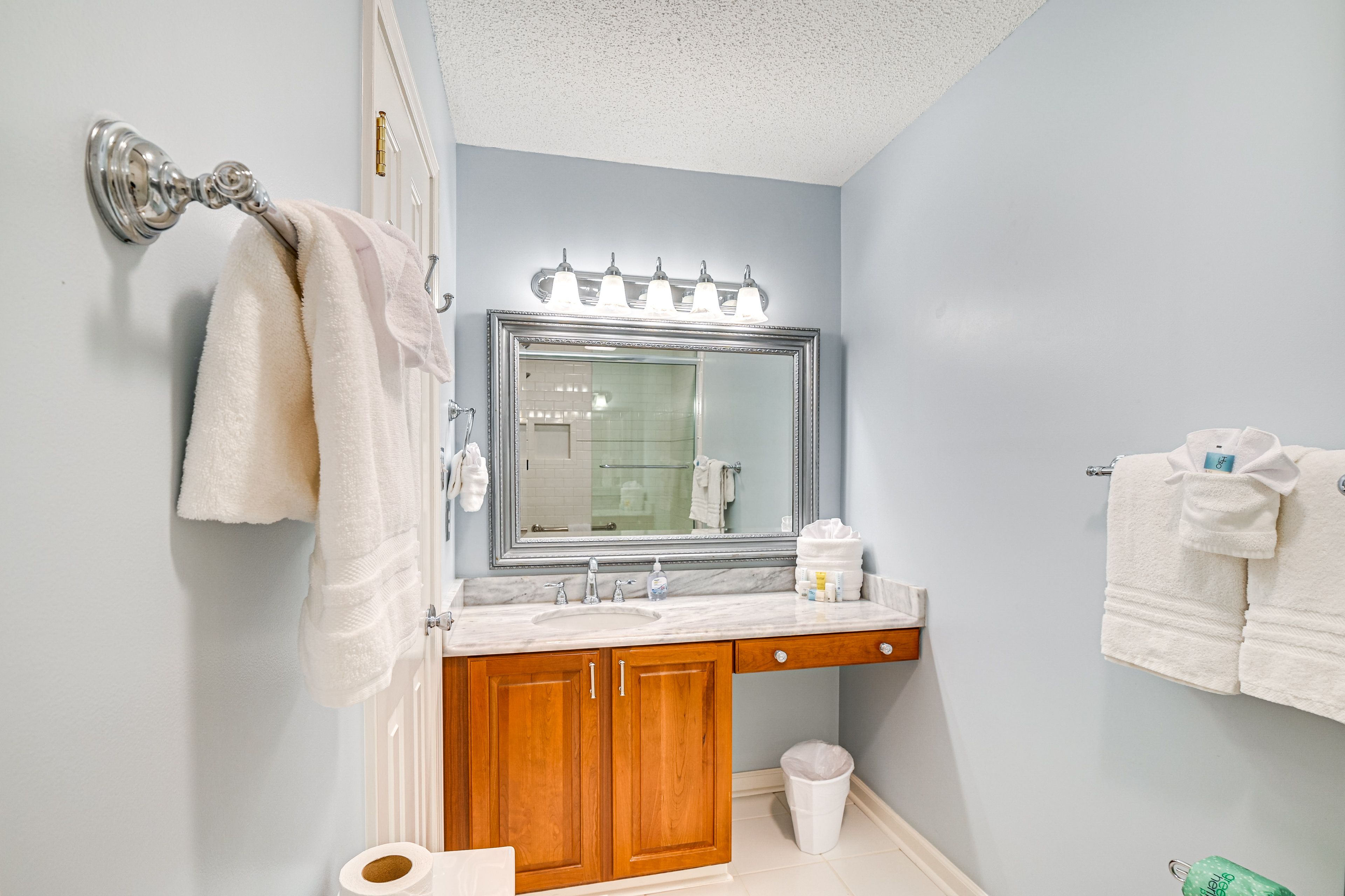 Full Bathroom | Towels Provided | 2nd Floor