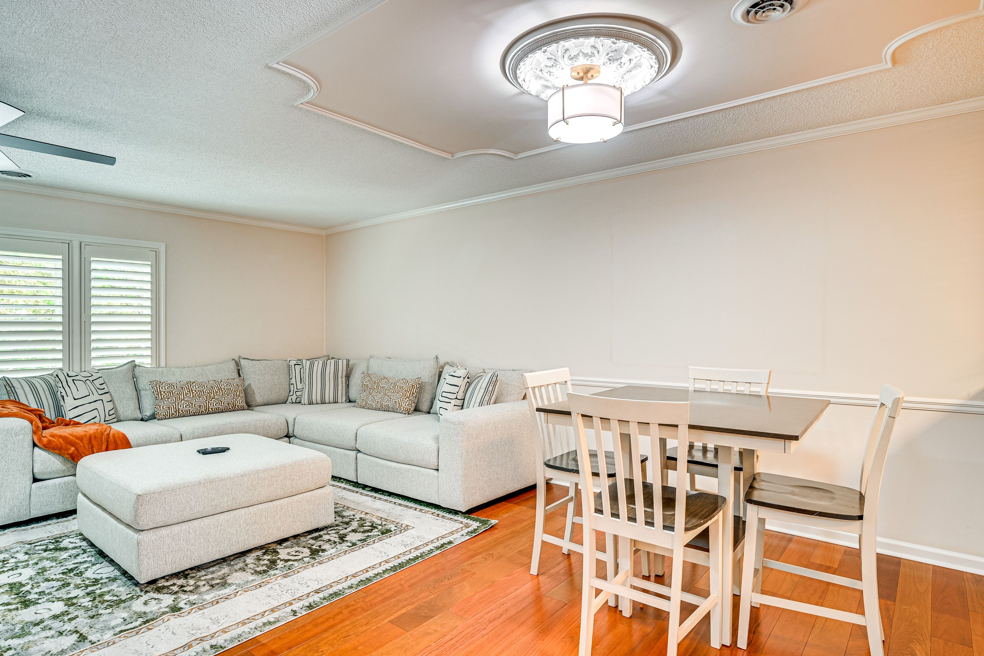 Living Room | Free WiFi | Smart TV | 1st Floor